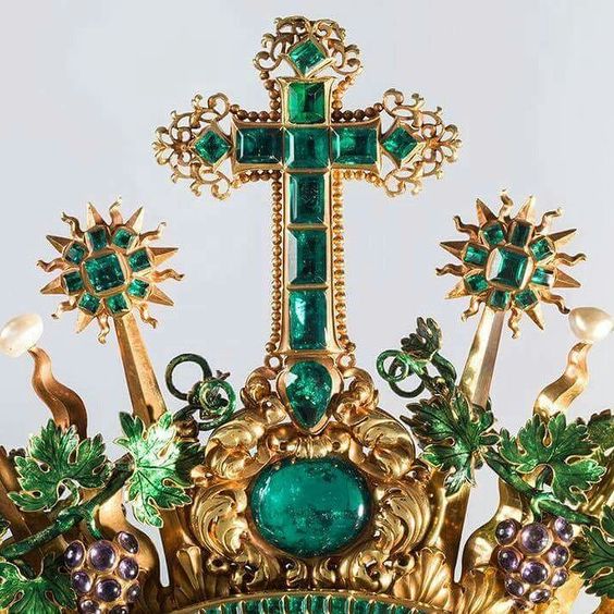 Colombian relics with emeralds