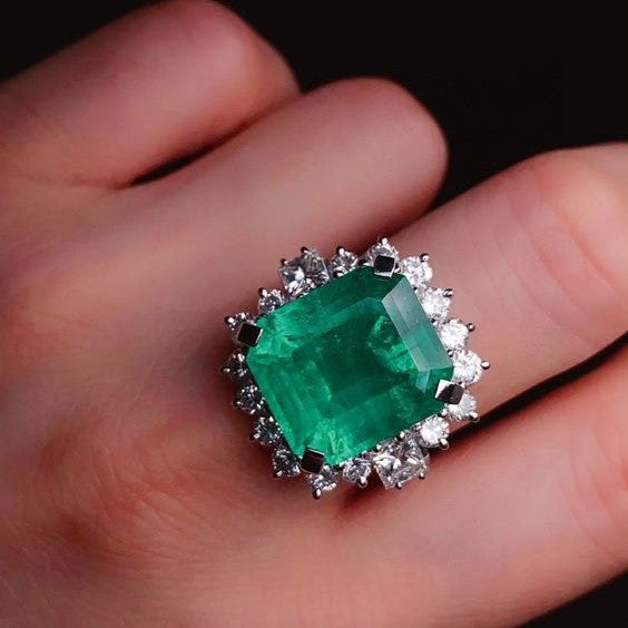 How are Colombian Emeralds selected for Jewelry Pieces?