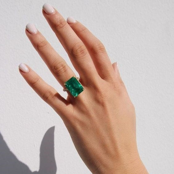 How light affects the color of a Colombian emerald