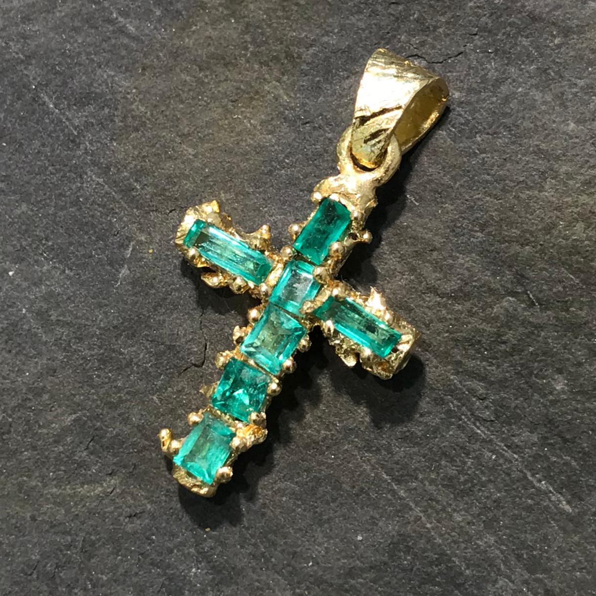 What does a Colombian emerald cross pendant?