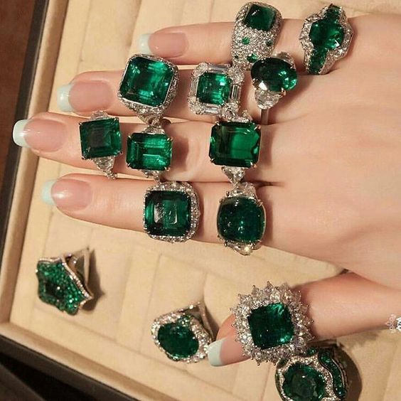 Mount your Colombian emerald or leave it loose?