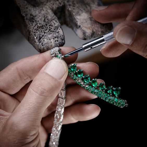 What to do when a Colombian emerald of a jewel falls