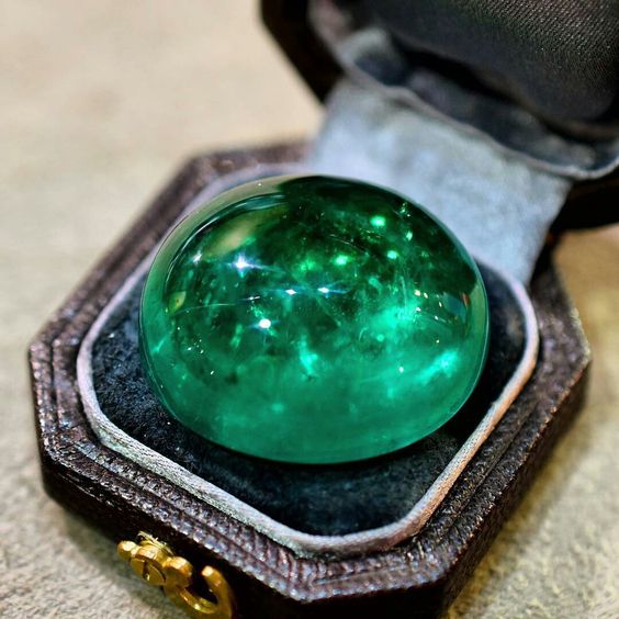 All about Colombian emeralds type cabujón