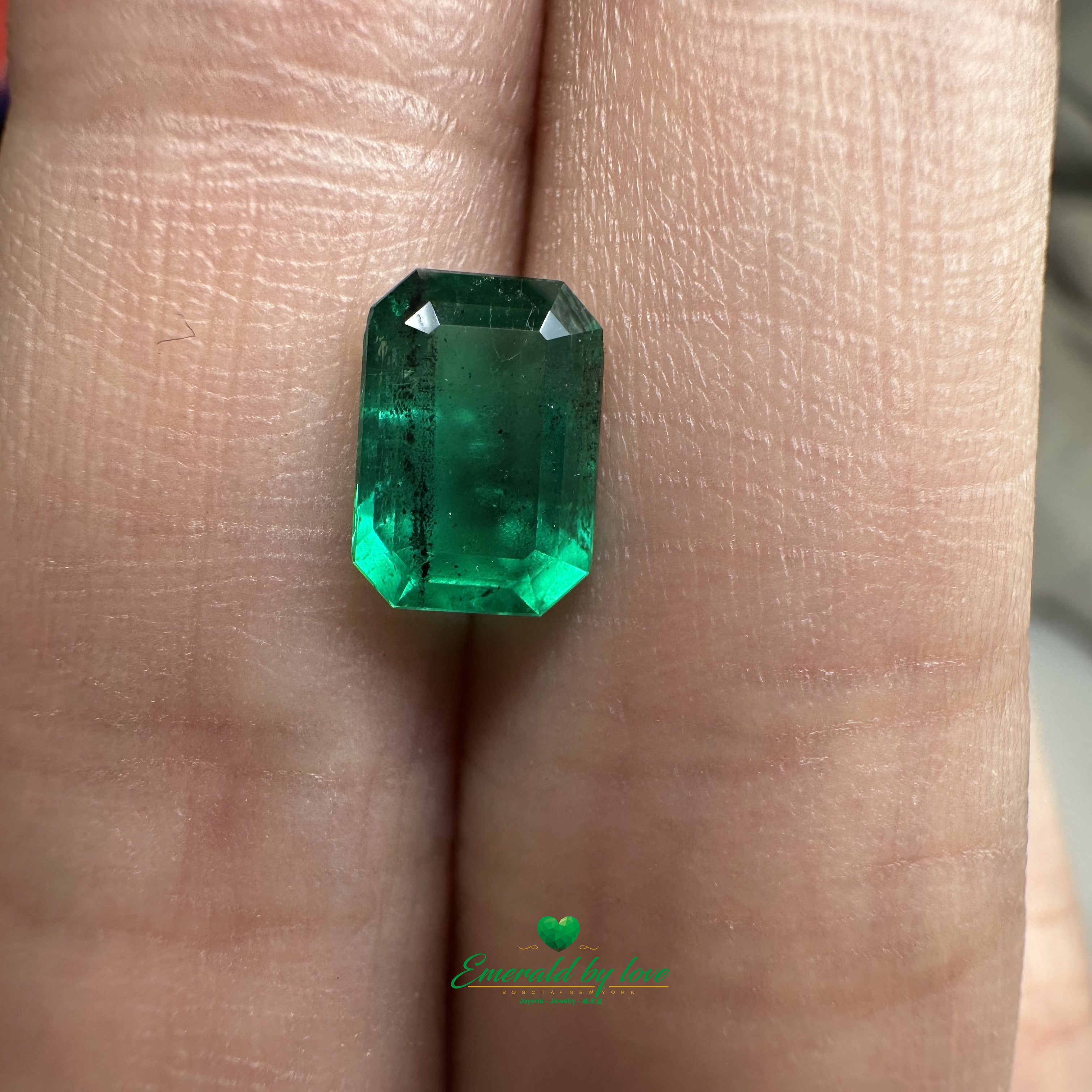 1.05 ct Authentic Colombian Rectangular Emerald with Unique Line-Shaped Carbon Inclusion