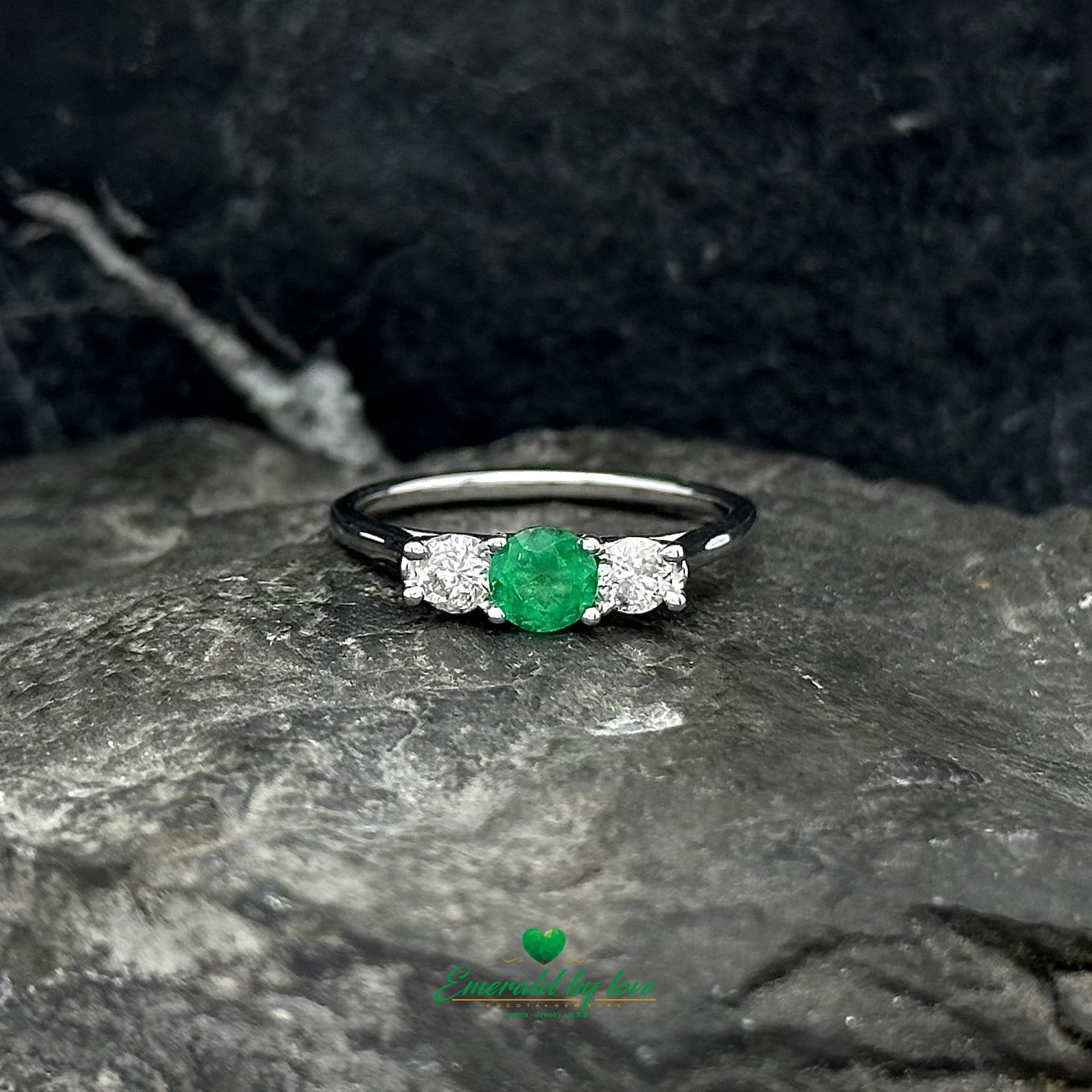 Round-cut Colombian emerald and dazzling diamonds, united in elegant 18K gold.