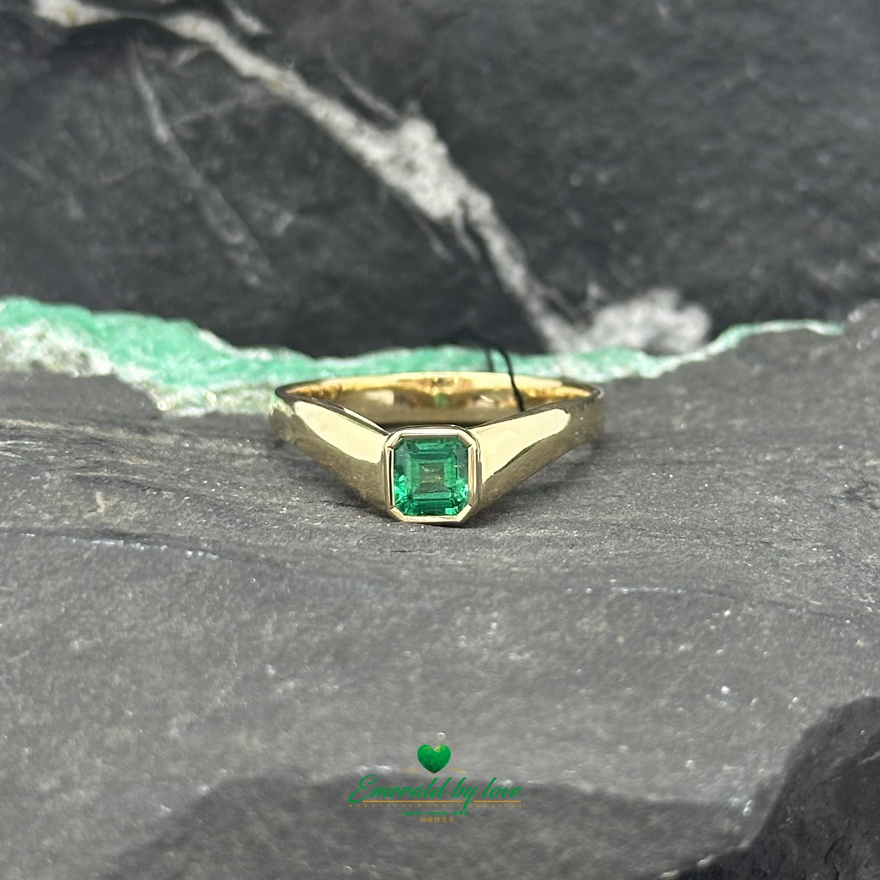Responsibly crafted: 18k gold and certified Colombian emerald, blending tradition, elegance, and a conscious lifestyle.