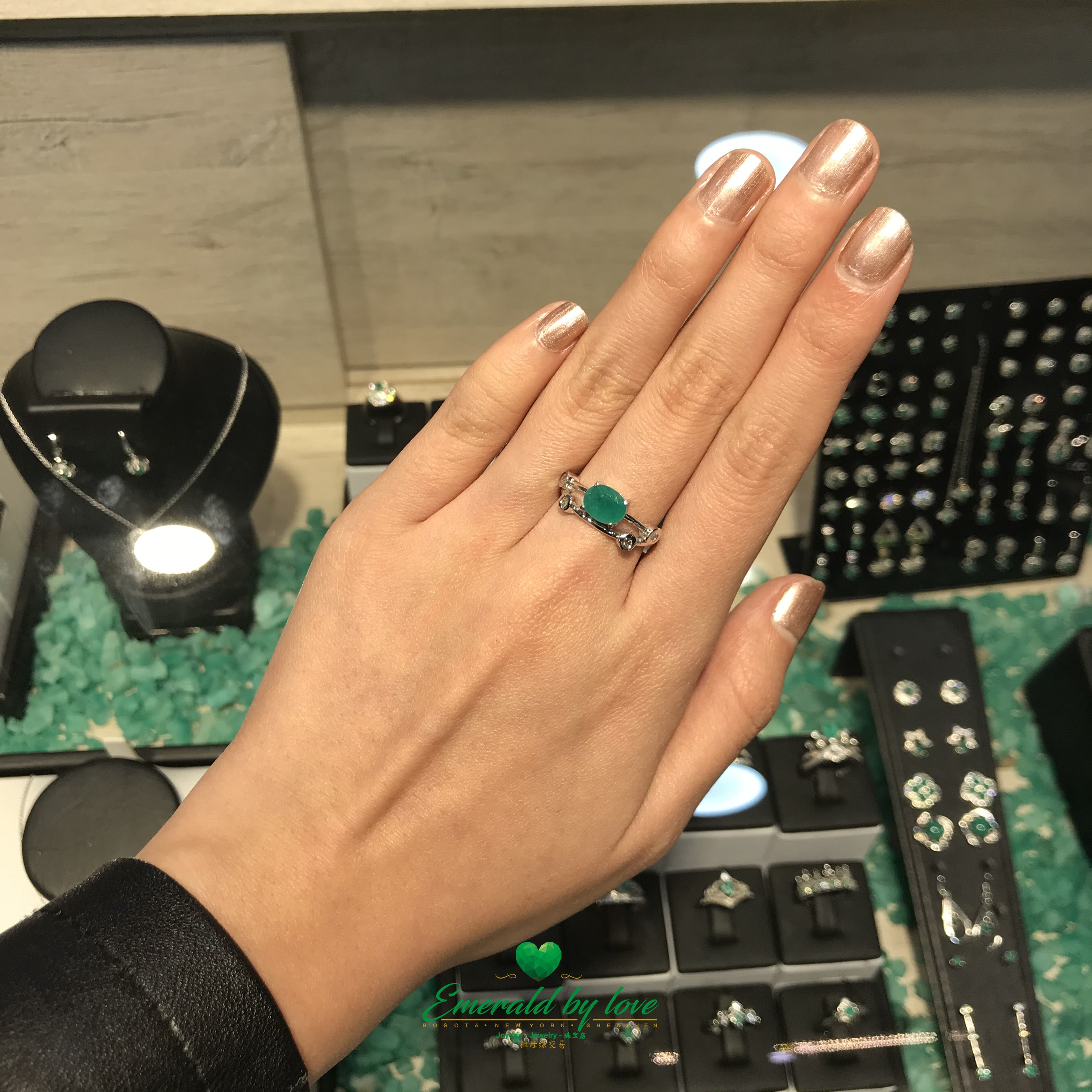 Floating-style Colombian emerald set in sleek 18k gold — modern luxury.