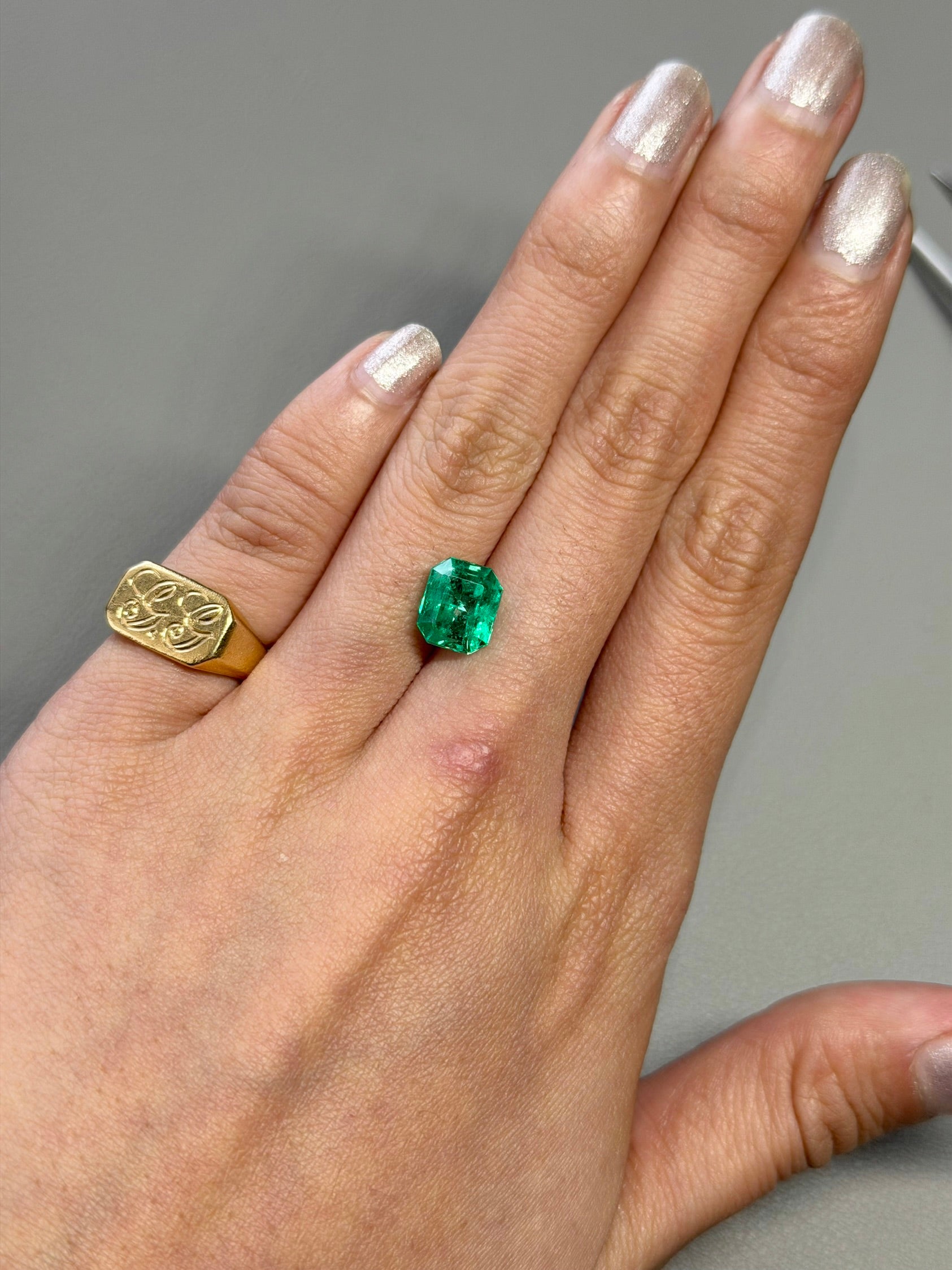 Exquisite 3.02-carat square-shaped Colombian Emerald