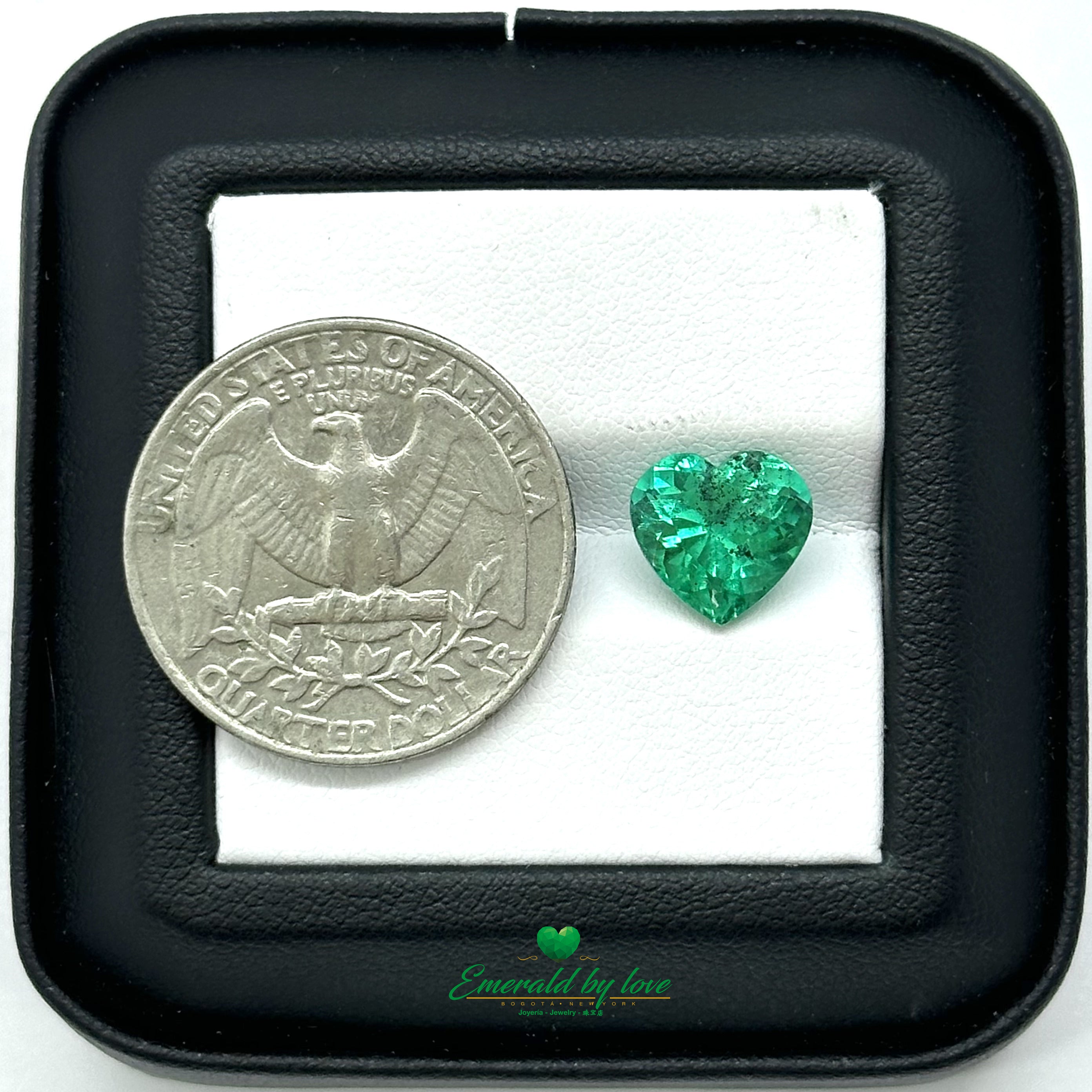 Esmeralda colombiana natural de 2,8 ct: corte de corazón, tono cristalino con inclusiones de carbono natural 