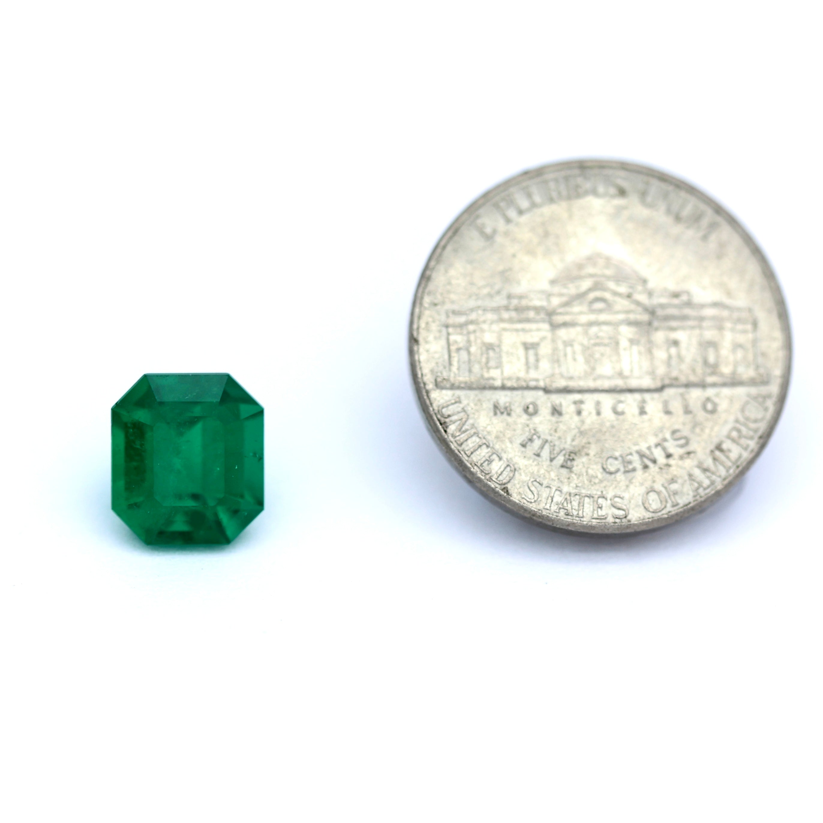 Carefully selected for its beauty and presence, this gemstone is ideal for a statement ring or an exclusive high-end jewelry piece. A remarkable emerald for those who appreciate intense color, elegance, and the prestige of Colombian origin.