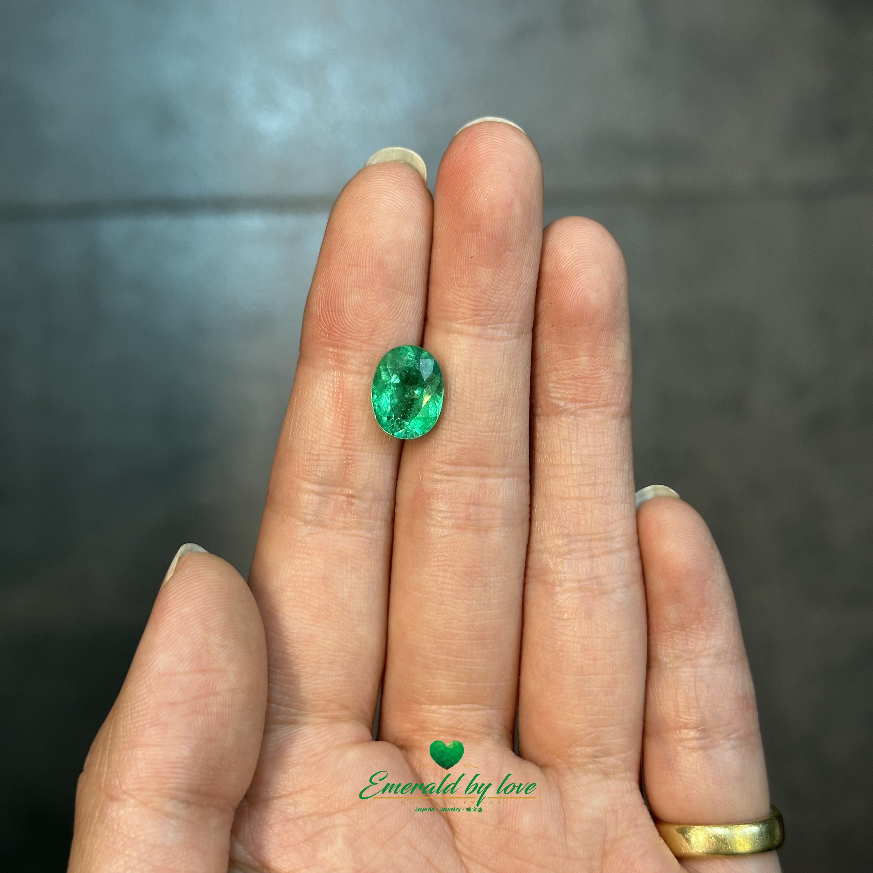 Esmeralda colombiana ovalada de 3,45 ct: tamaño grande, verde intenso, calidad de cristal