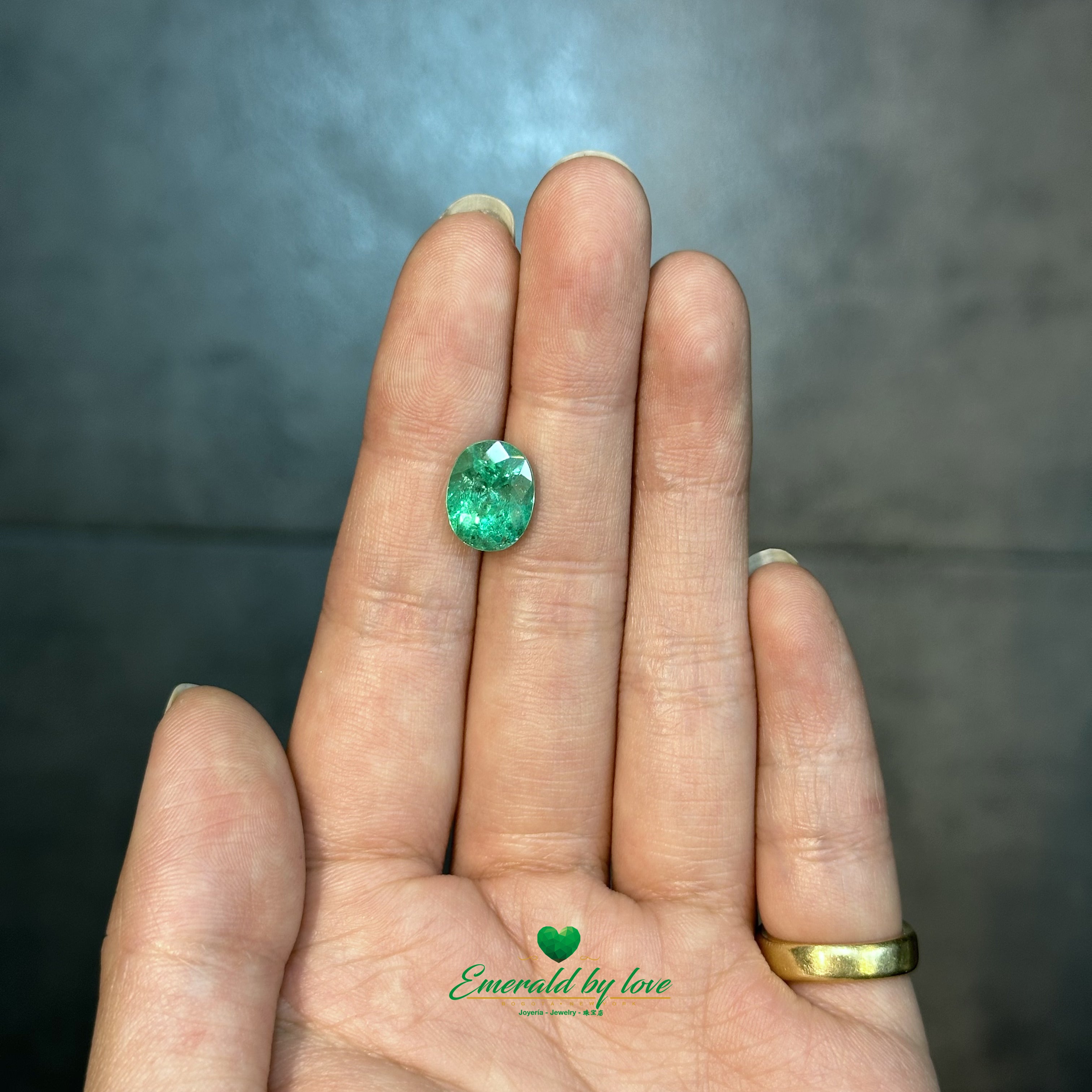 Esmeralda colombiana ovalada de 3,47 ct: verde intenso, claridad cristalina con inclusiones naturales