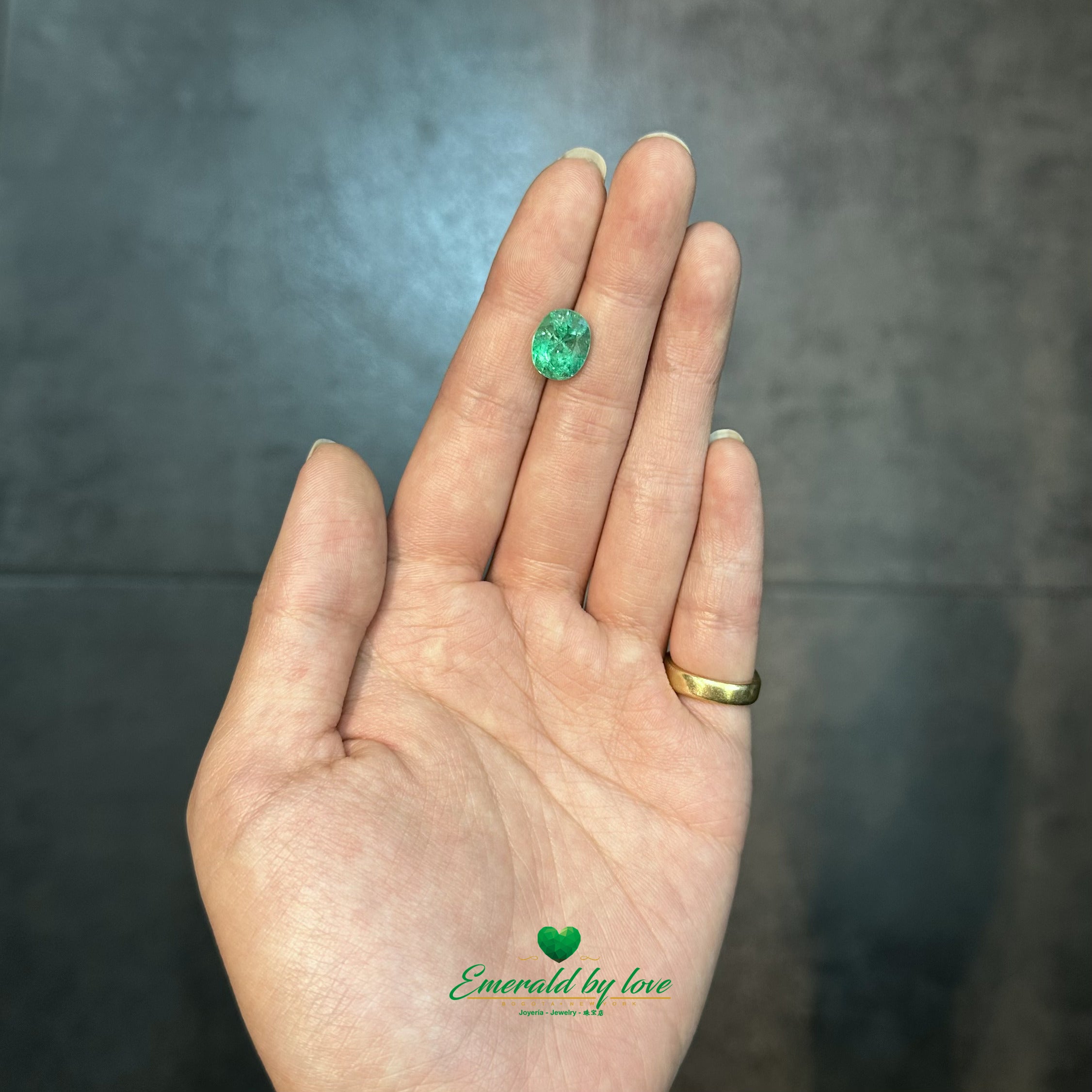 Esmeralda colombiana ovalada de 3,47 ct: verde intenso, claridad cristalina con inclusiones naturales