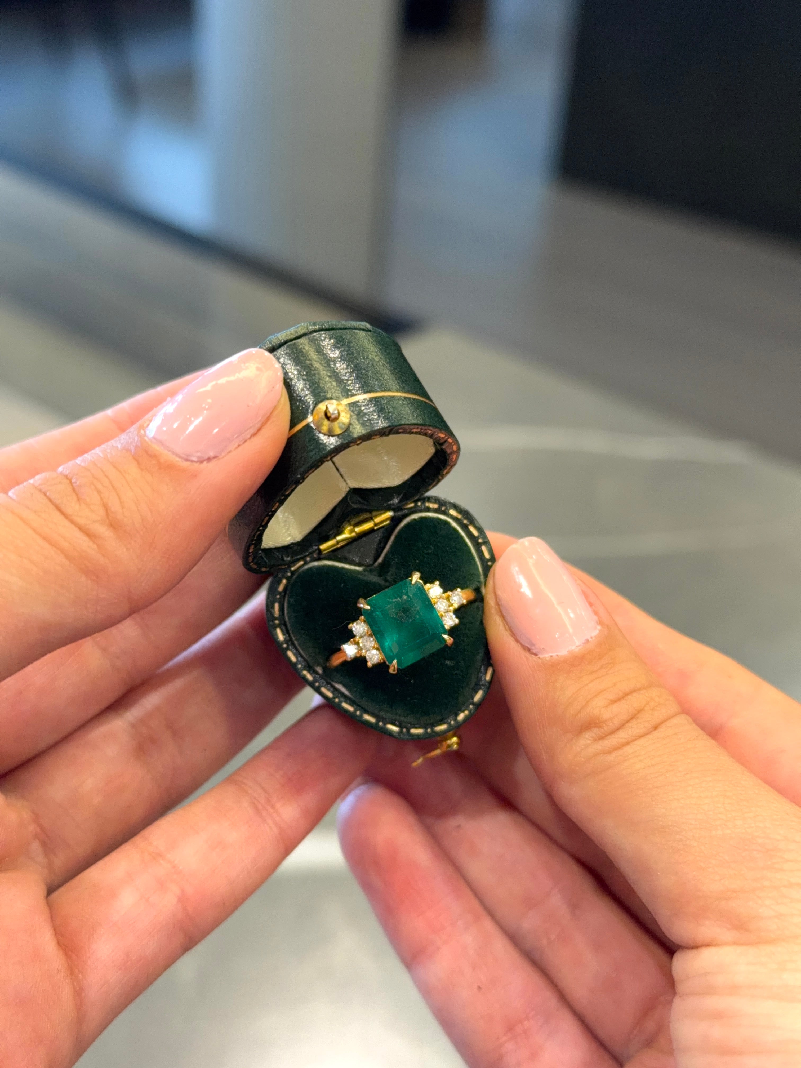 Bague majestueuse en or jaune avec des accents d'émeraude carrée de 3,4 ct et de diamants 