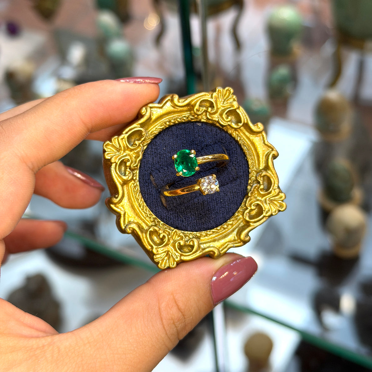 Bague Ovale Émeraude et Diamants Ronds en Or Jaune