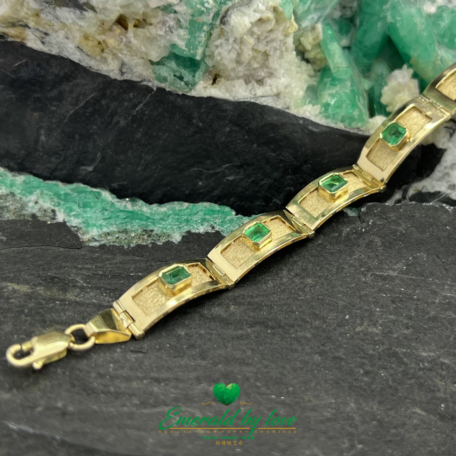 Pulsera Cuadrada de Oro Amarillo con Esmeralda Colombiana y Engaste de Bisel