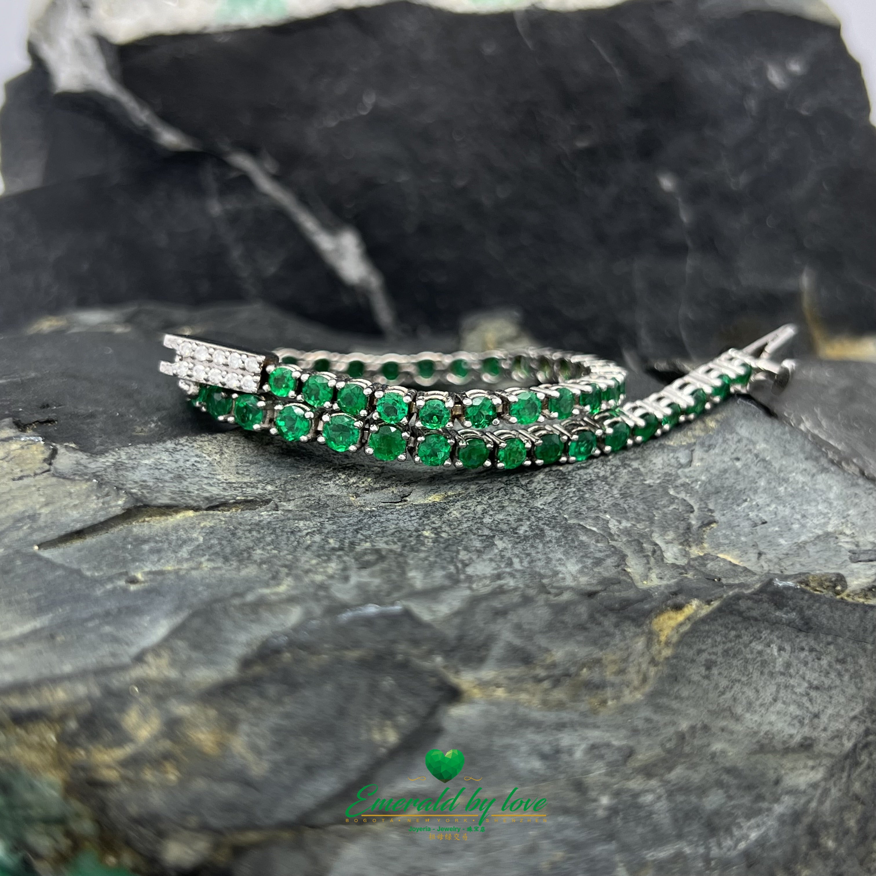 Elegant White Gold Bracelet with High-Quality Round Emeralds and Diamond Clasp