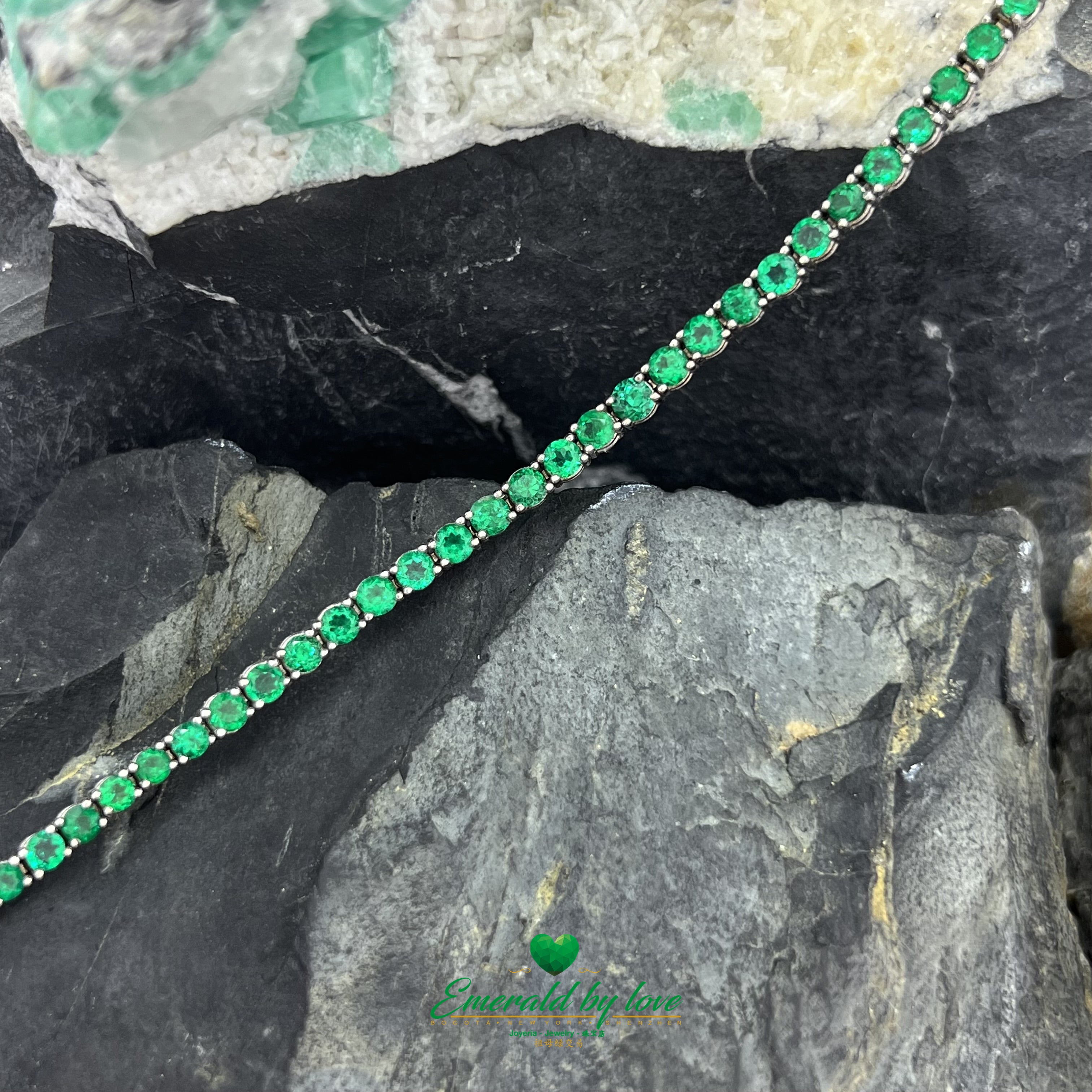 Elegant White Gold Bracelet with High-Quality Round Emeralds and Diamond Clasp