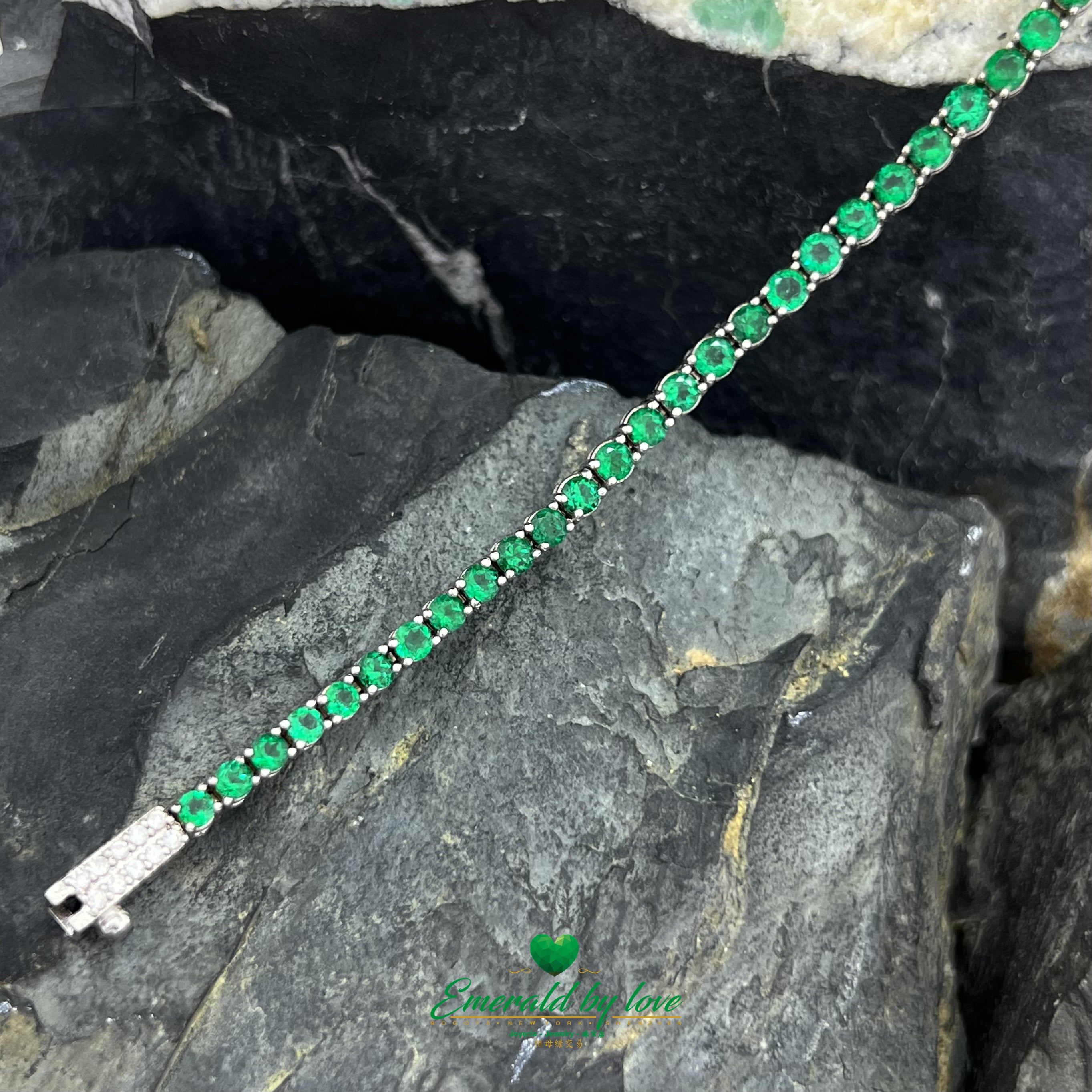 Elegant White Gold Bracelet with High-Quality Round Emeralds and Diamond Clasp