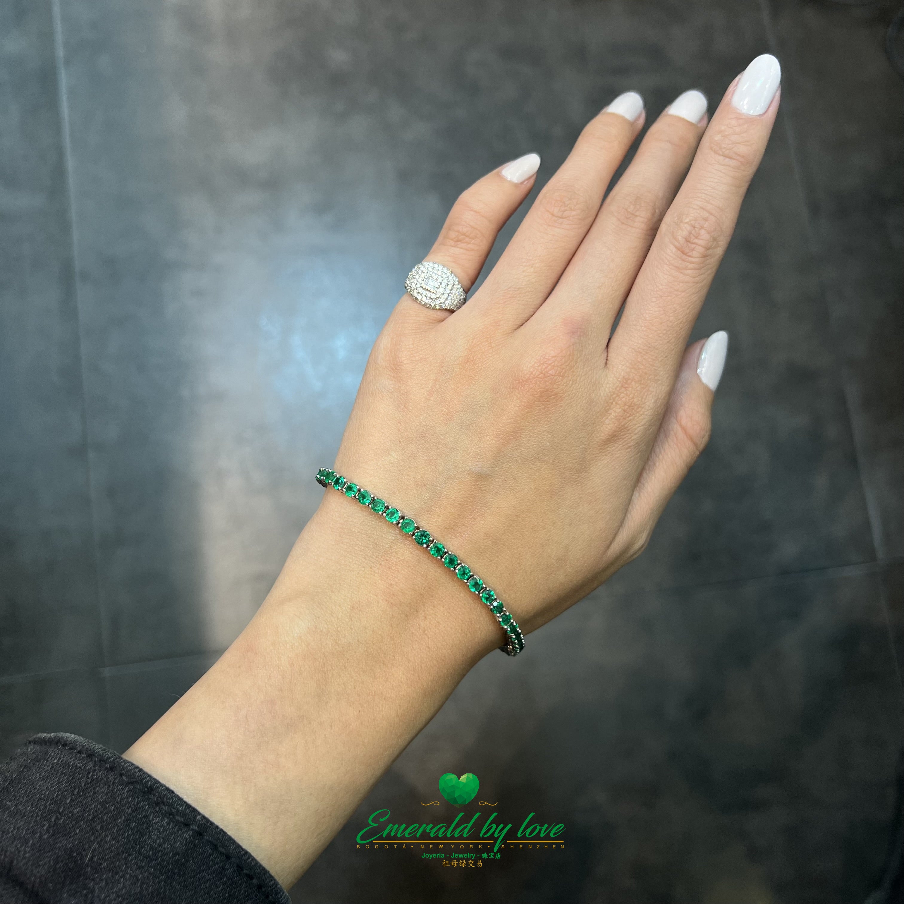 Elegant White Gold Bracelet with High-Quality Round Emeralds and Diamond Clasp