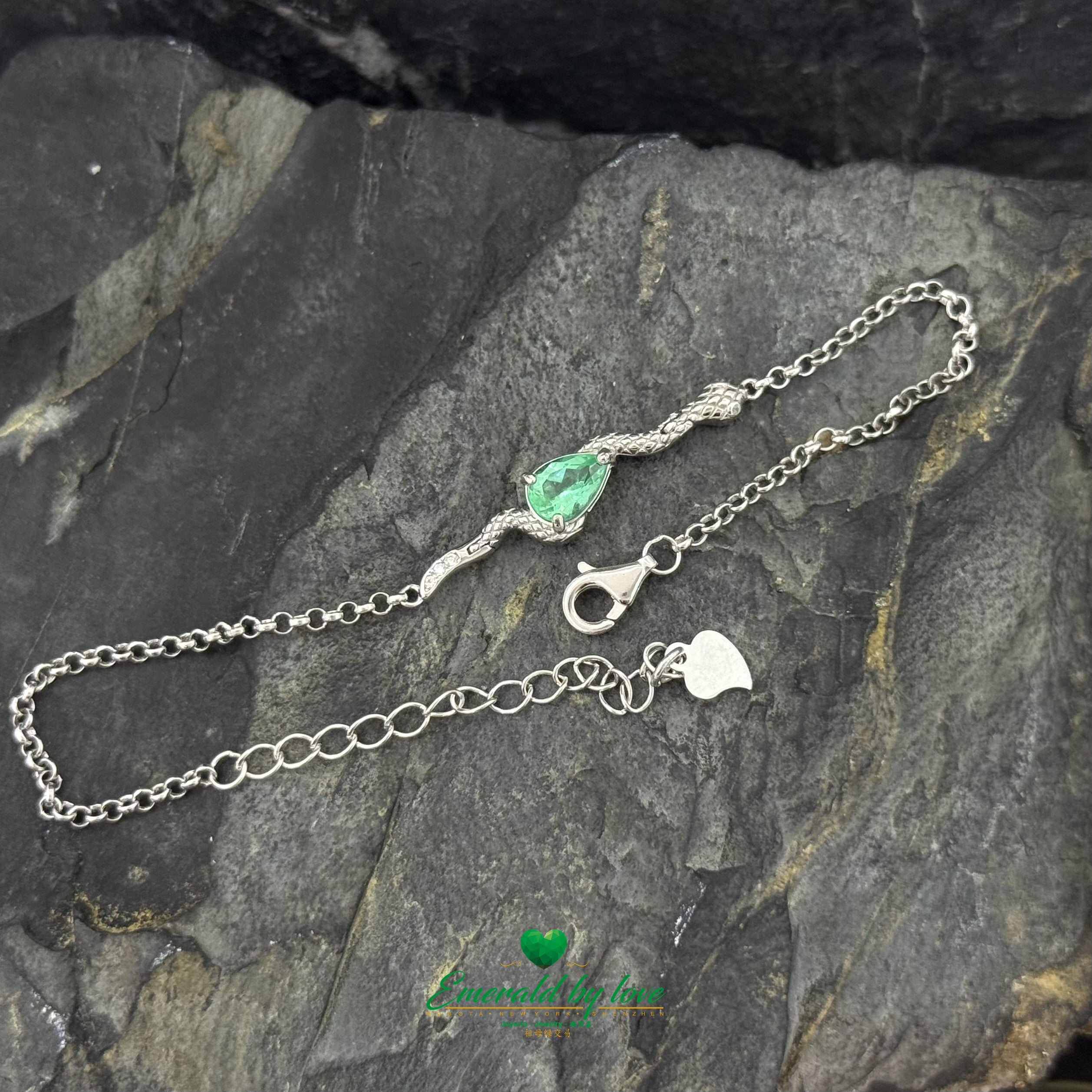 Superbe bracelet à breloques serpent avec émeraude en forme de larme centrale