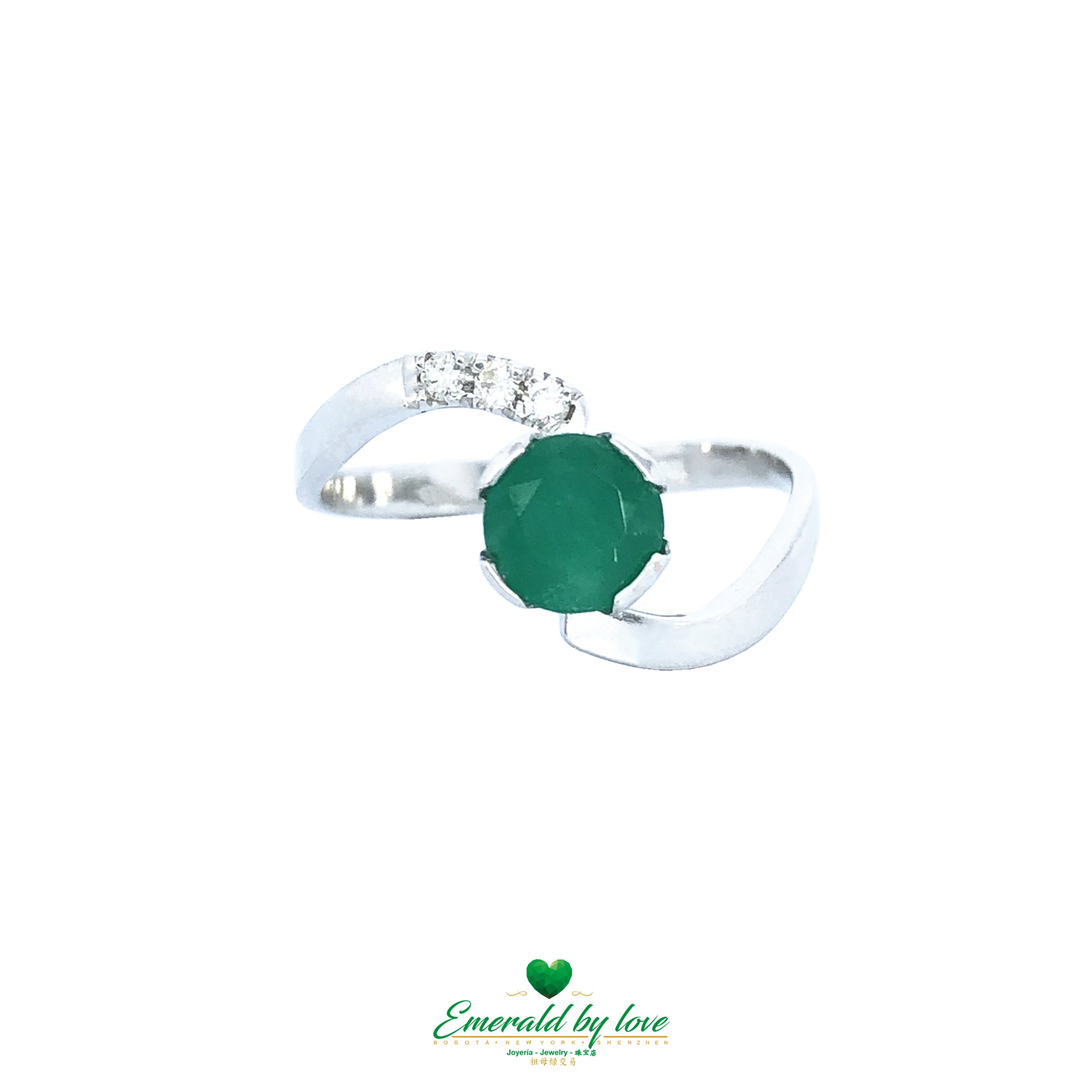 A bold design in 18k gold with a central Colombian emerald, perfect for making a statement.