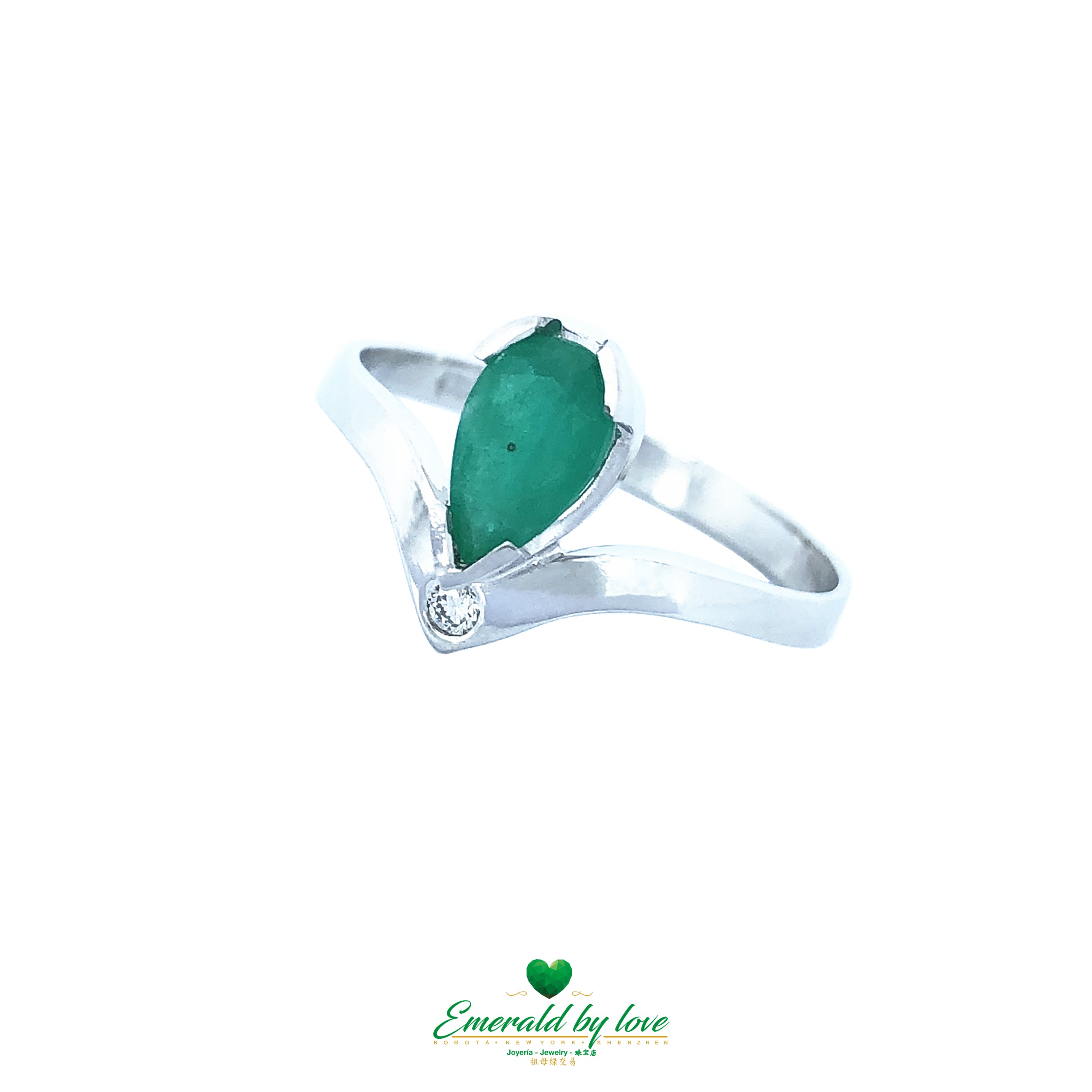 Luxury and elegance unite in this unique 18k gold ring with Colombian emerald.