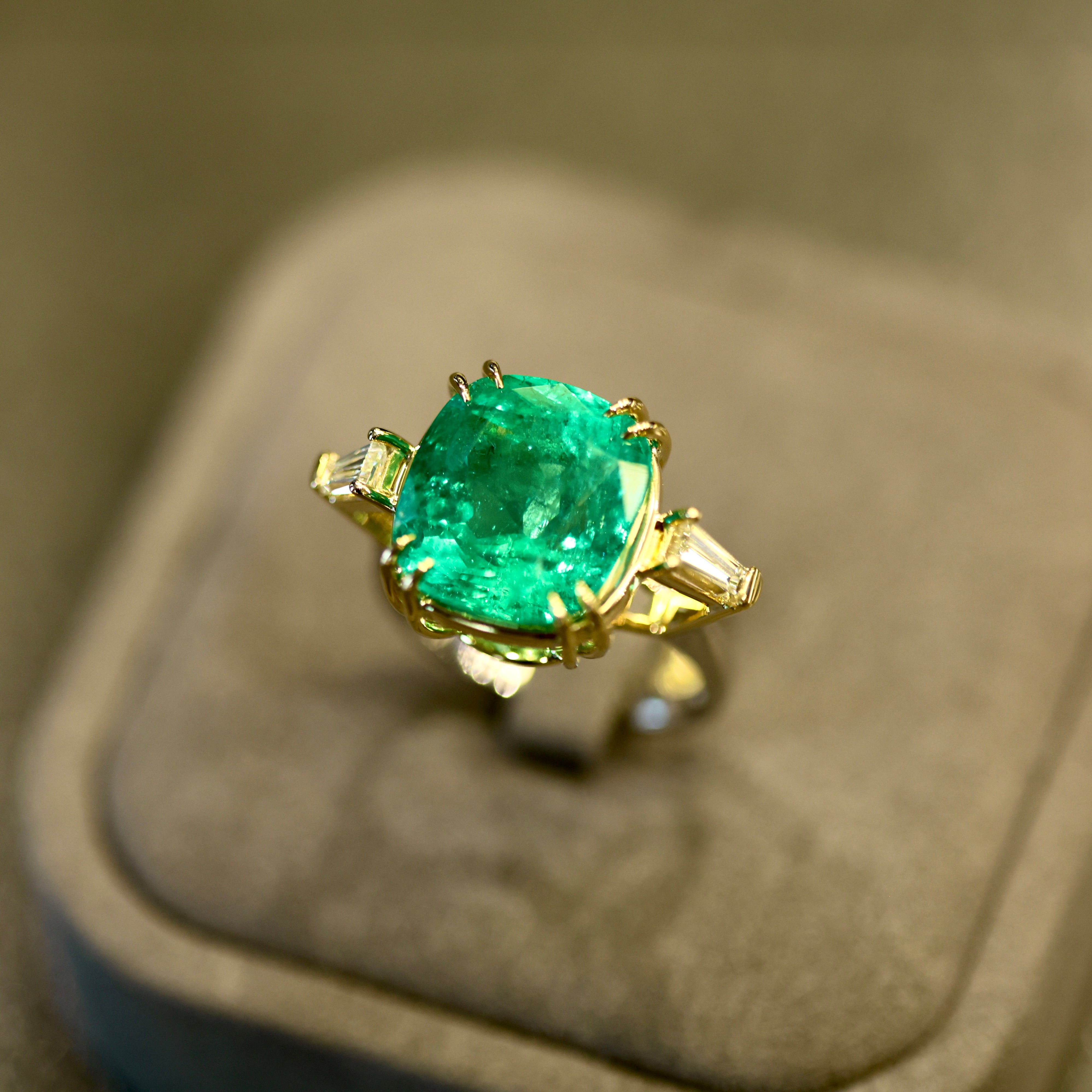 Impressive 12 ct Cushion Colombian Emerald Ring in Yellow Gold with Diamonds – One-of-a-Kind Luxury Design