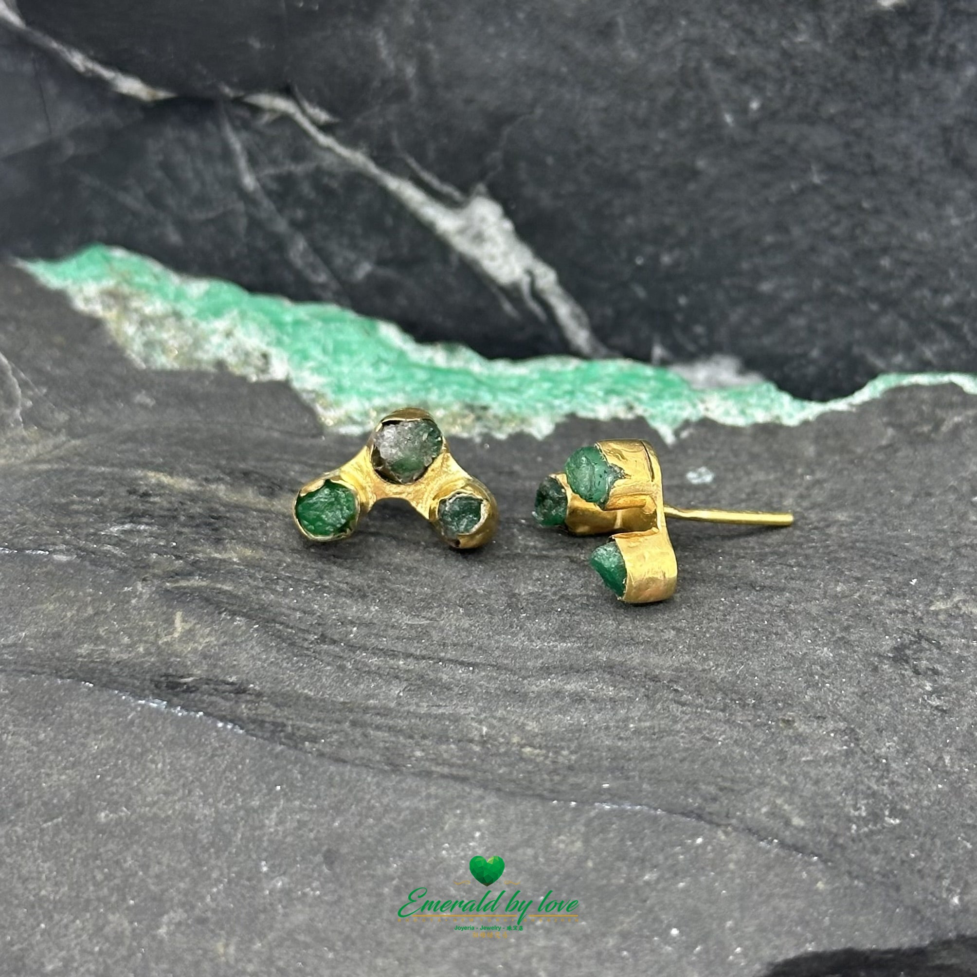 Boucles d'oreilles modernes avec trio horizontal d'émeraudes colombiennes brutes