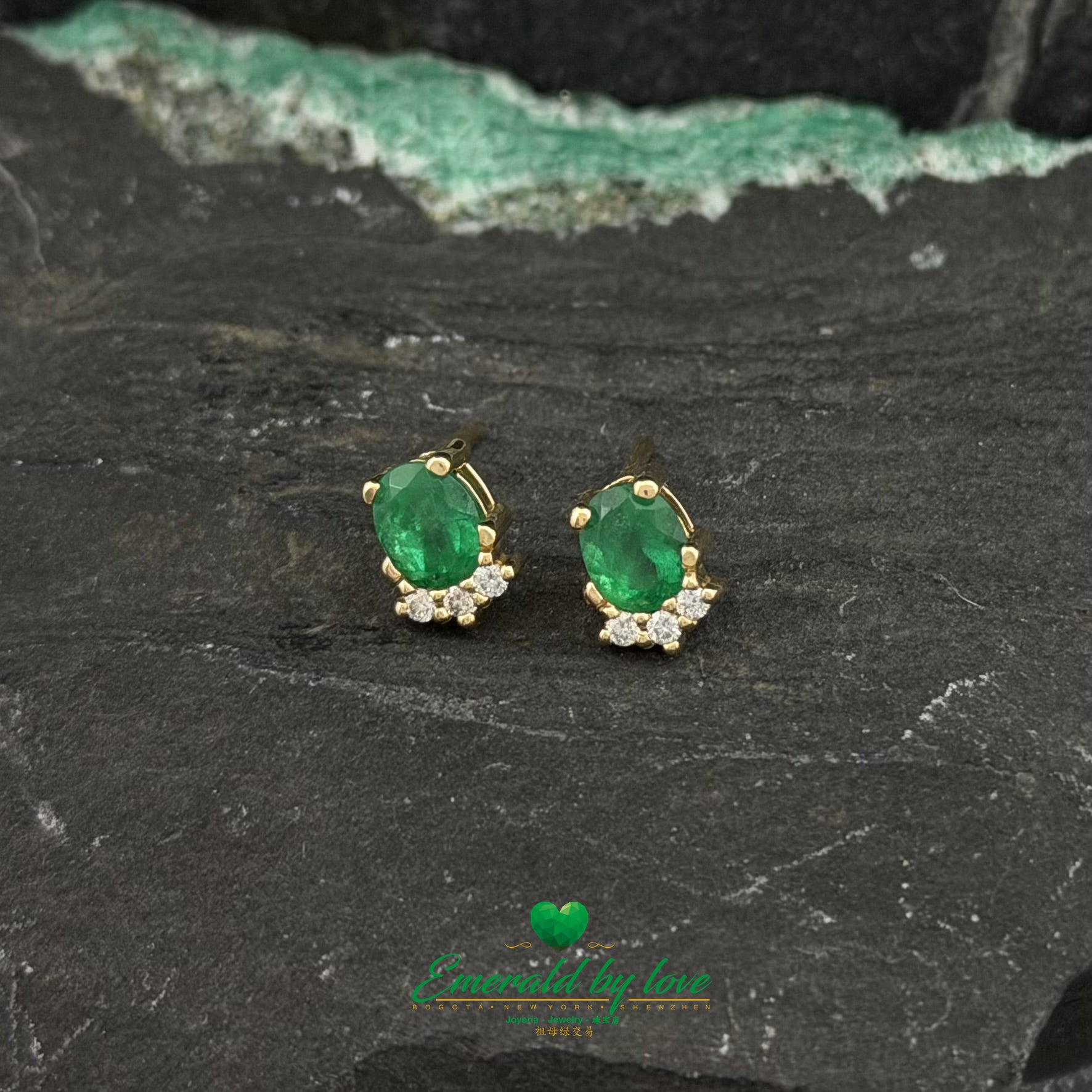 Pineapple-Inspired Yellow Gold Set with Oval Emeralds and Diamonds