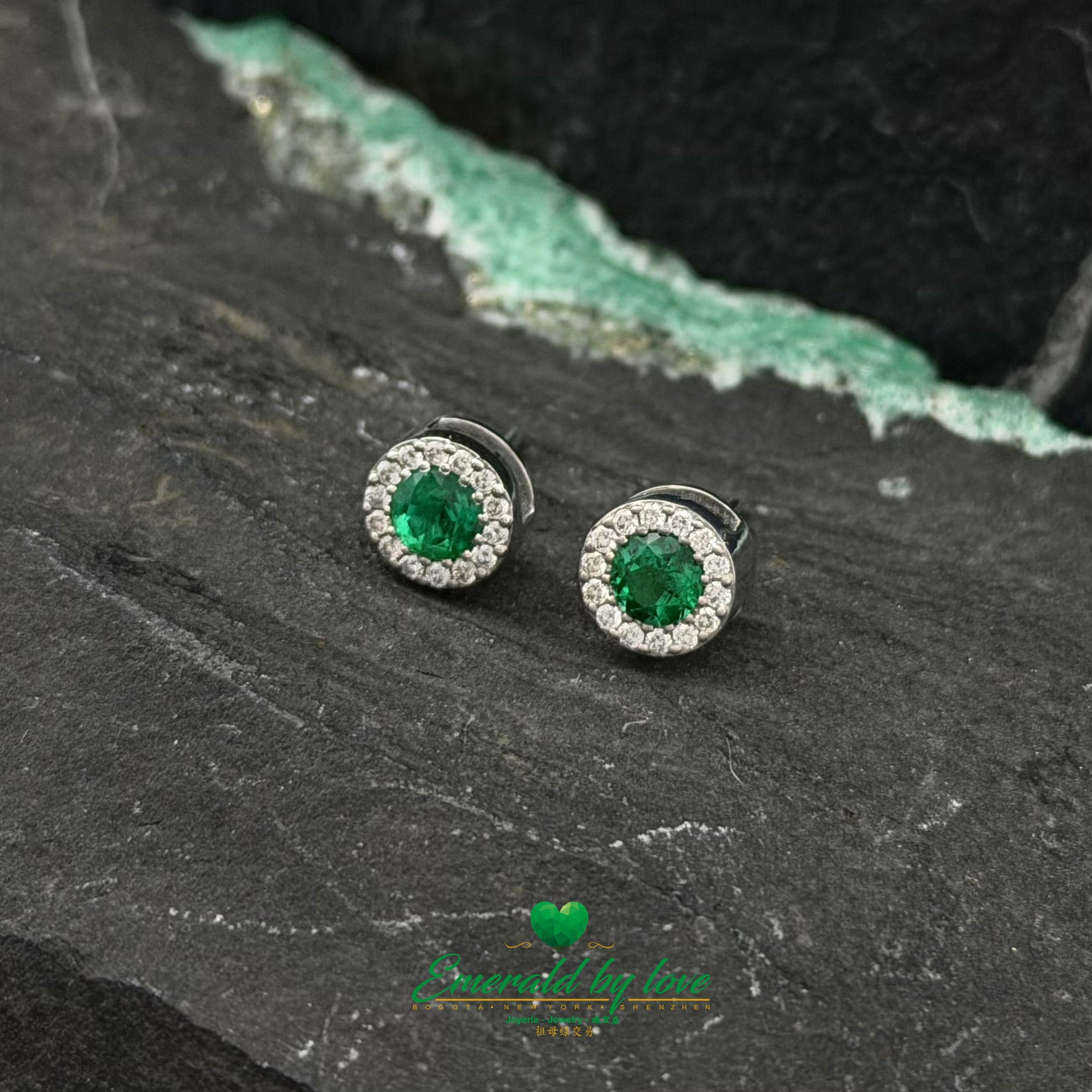 Conjunto de anillo, pendientes y colgante de oro blanco con esmeraldas redondas de alta calidad y detalles de diamantes