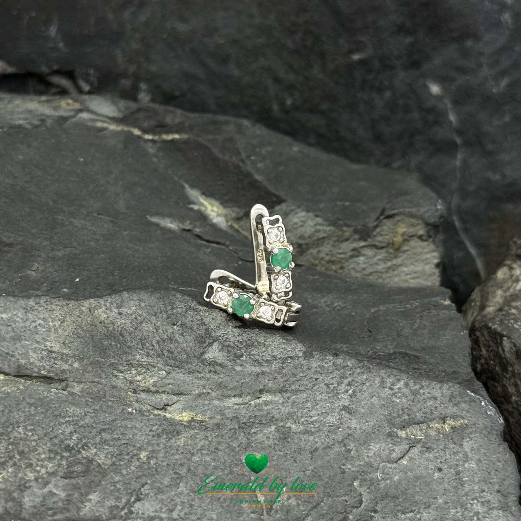 Small Hoops with Central Emerald and Sleek Fitted Design