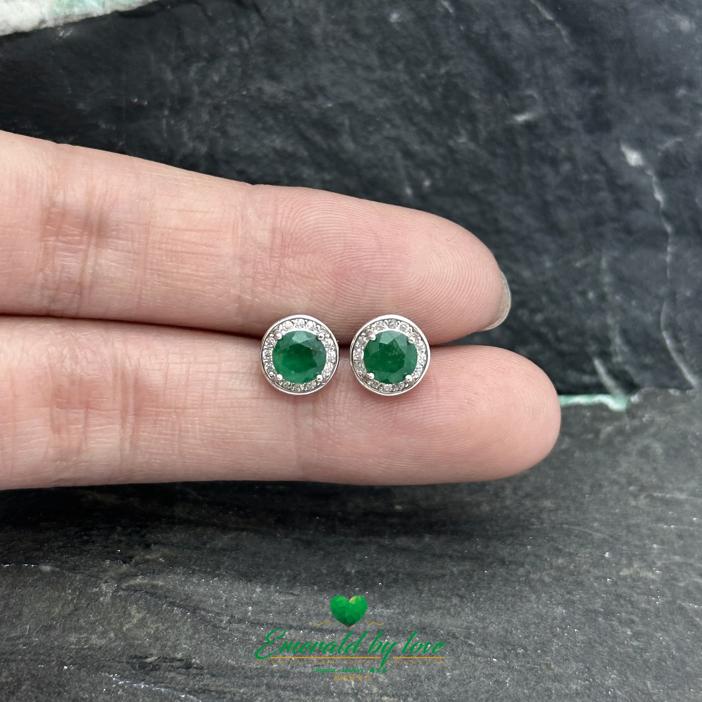 Pendientes Redondos de Marquesa con Gran Esmeralda Central de Color Excepcional