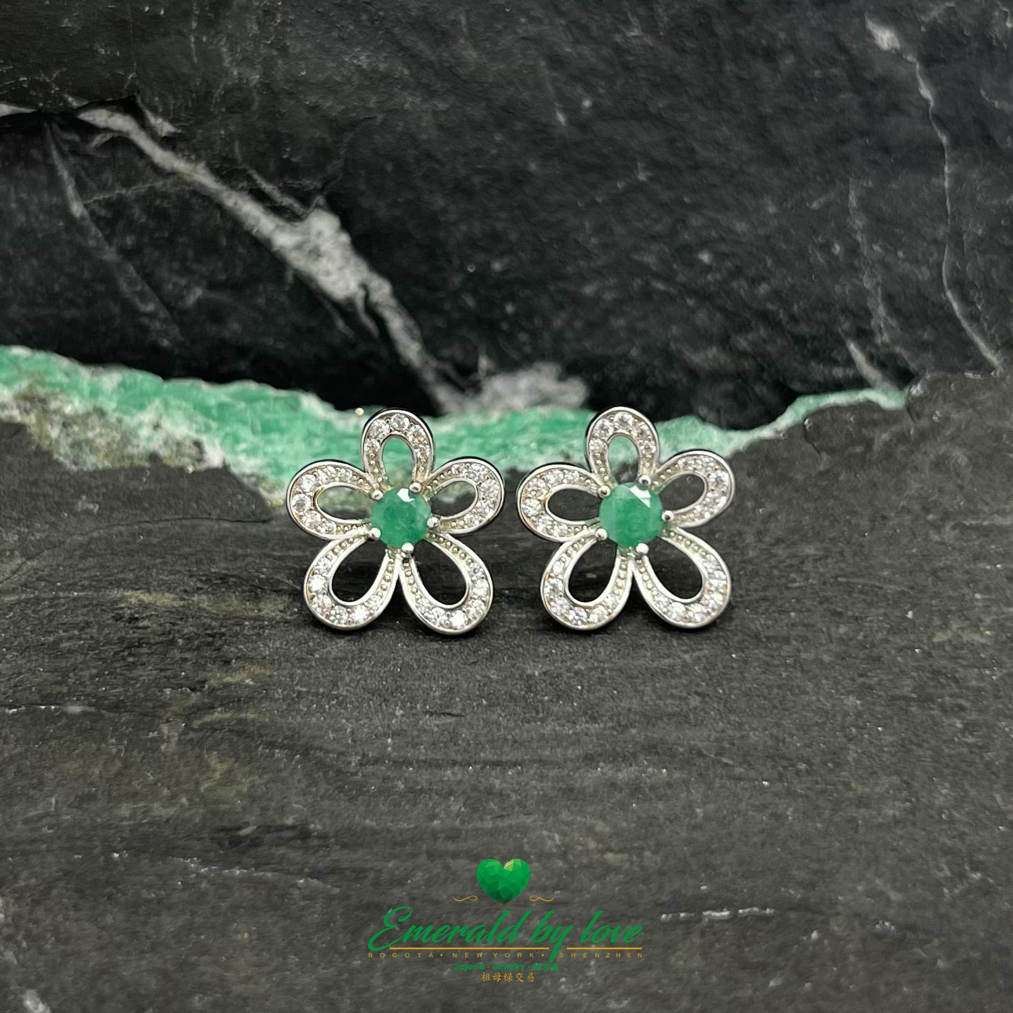 Medium flower-Shaped Sterling Silver Earrings with Central Round Emerald