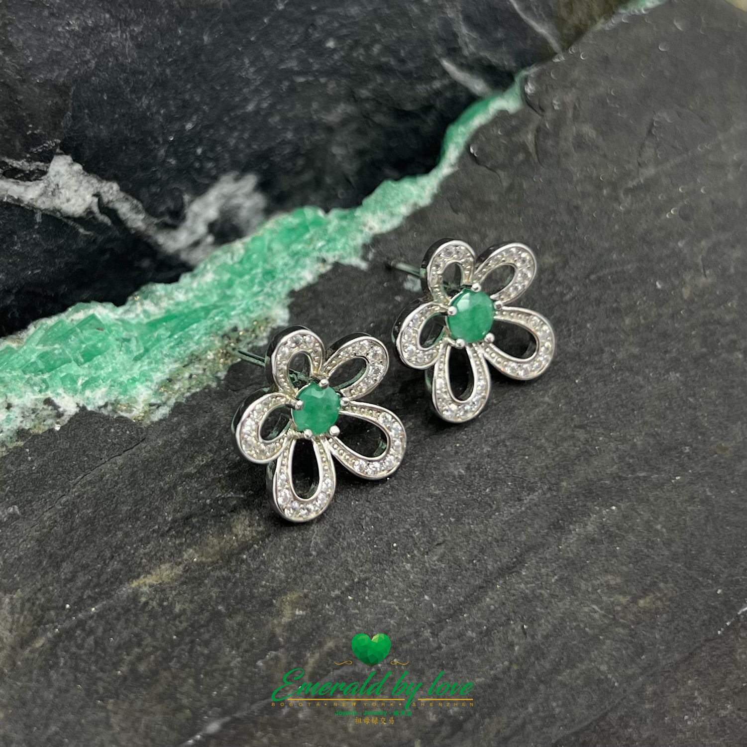 Medium flower-Shaped Sterling Silver Earrings with Central Round Emerald