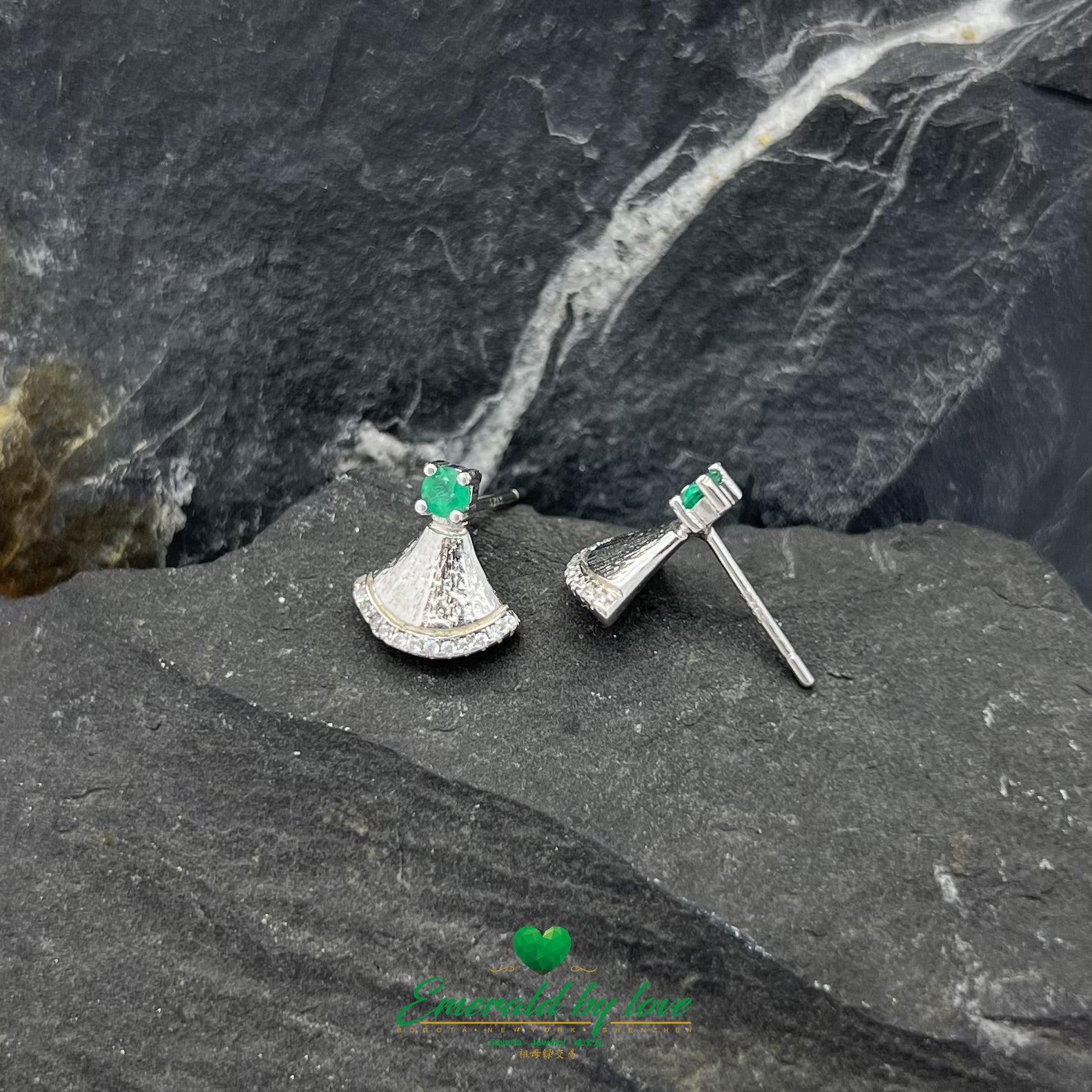 Boucles d'oreilles en argent sterling en forme de cloche avec émeraudes rondes