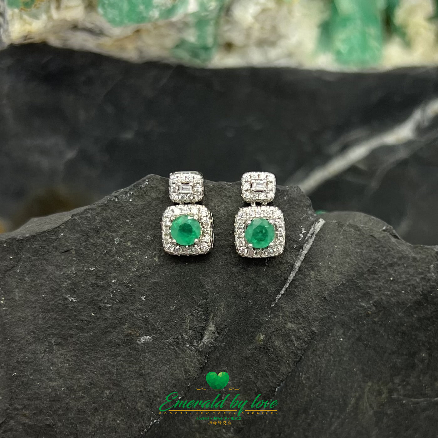 Boucles d'oreilles carrées mi-longues en argent sterling avec paire centrale d'émeraudes rondes