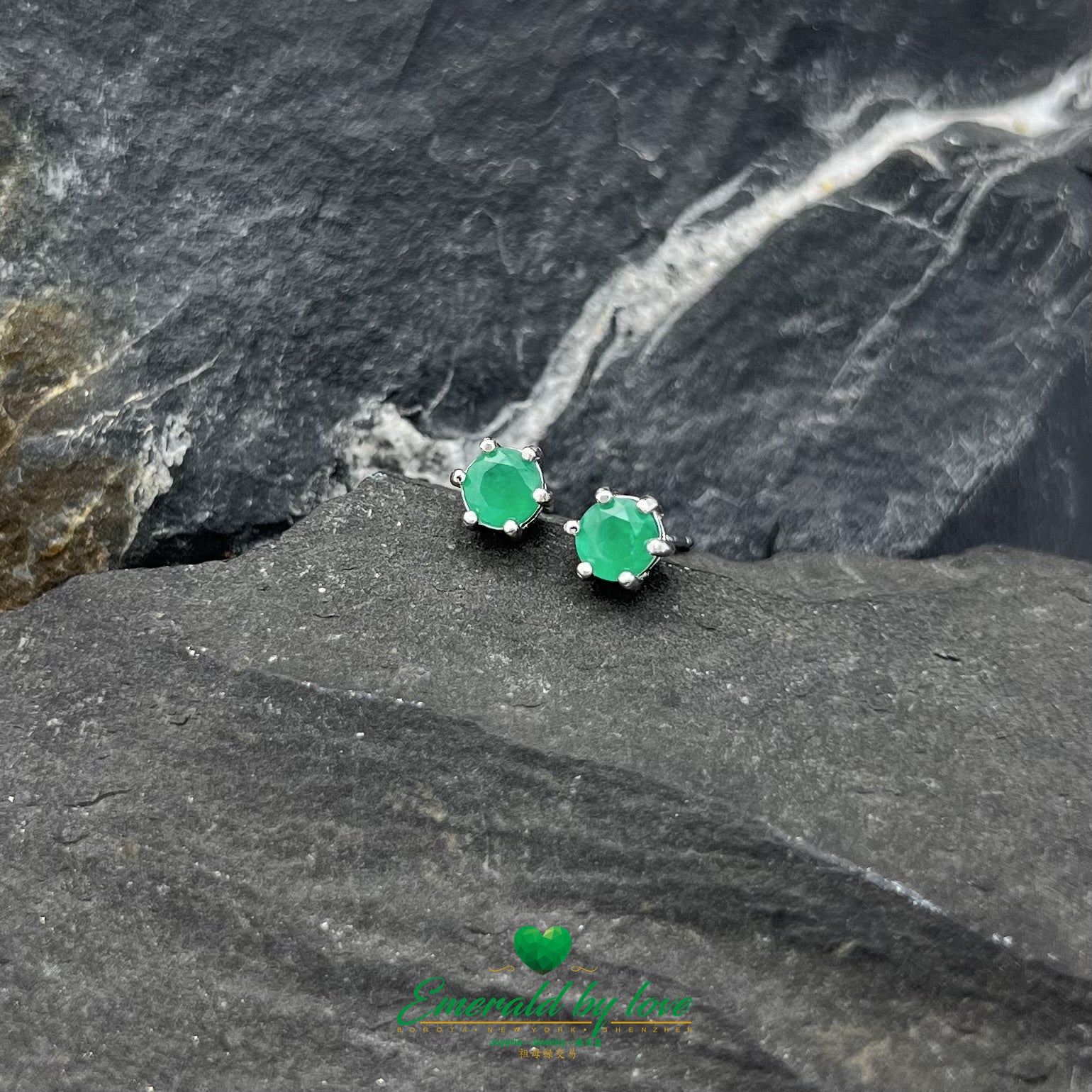Simple Six-Prong Sterling Silver Stud Earrings with Round Central Emerald