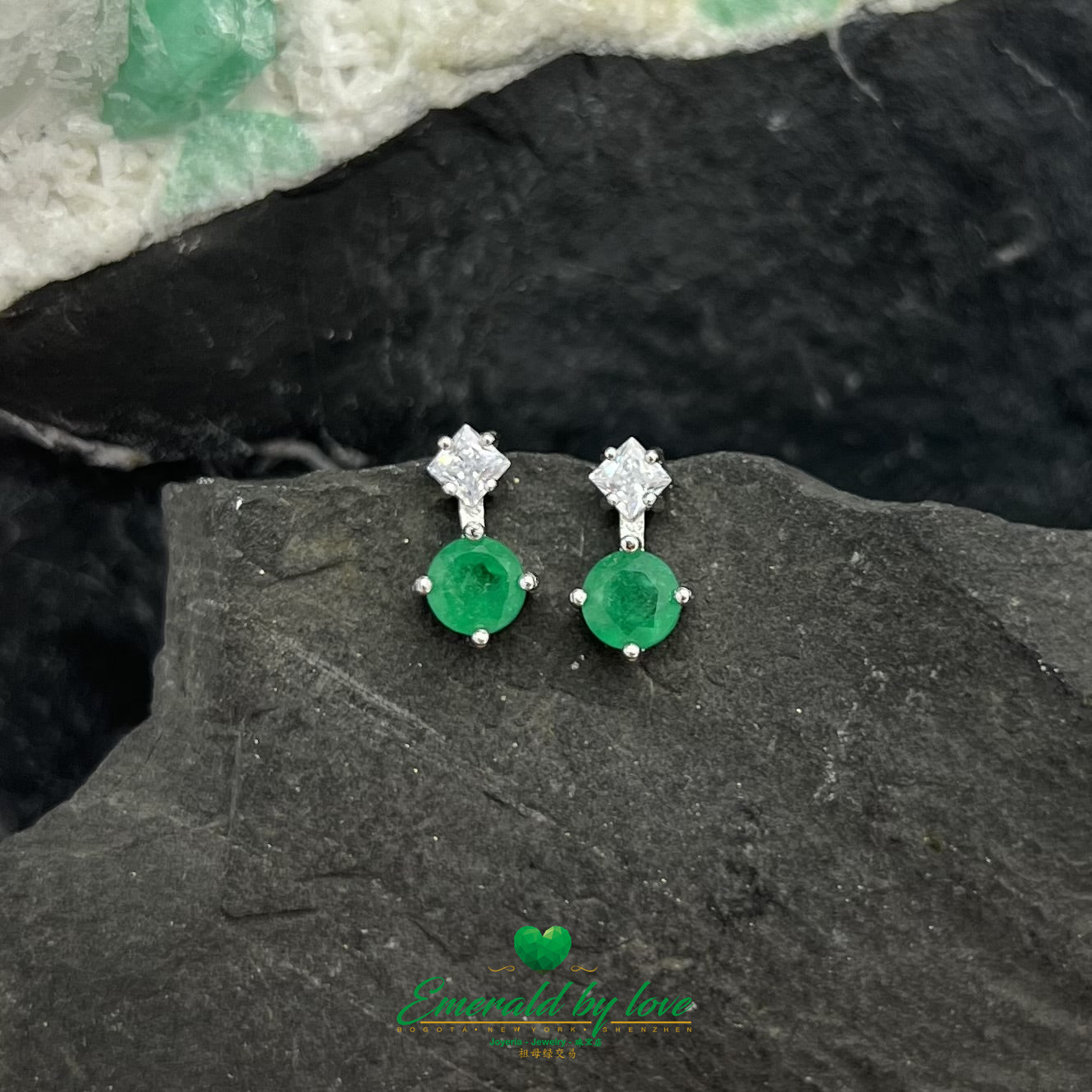 Boucles d'oreilles en argent avec accents d'émeraude ronde centrale et de zircone cubique carrée