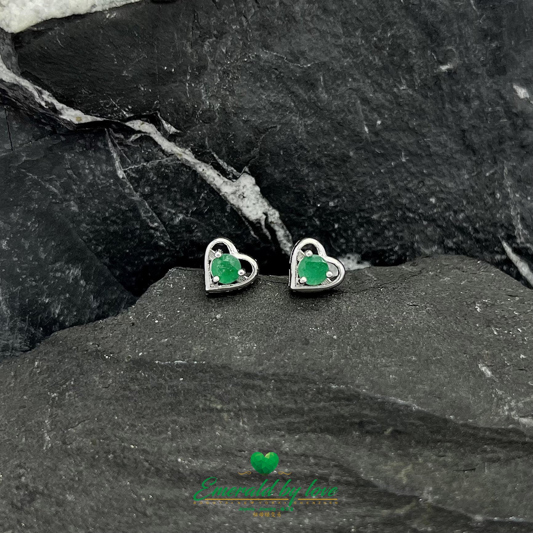 Heart-shaped Stud Earrings with Round Central Emerald
