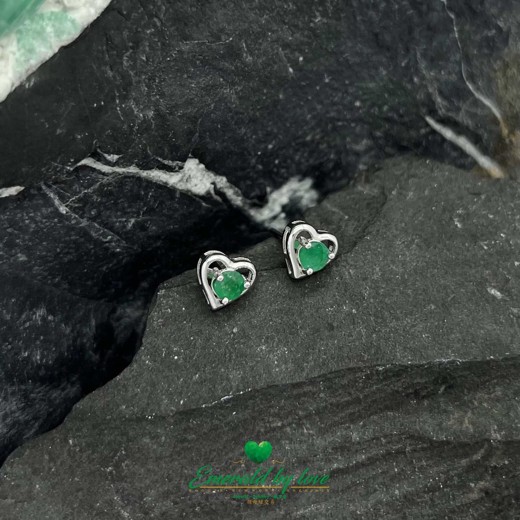 Heart-shaped Stud Earrings with Round Central Emerald