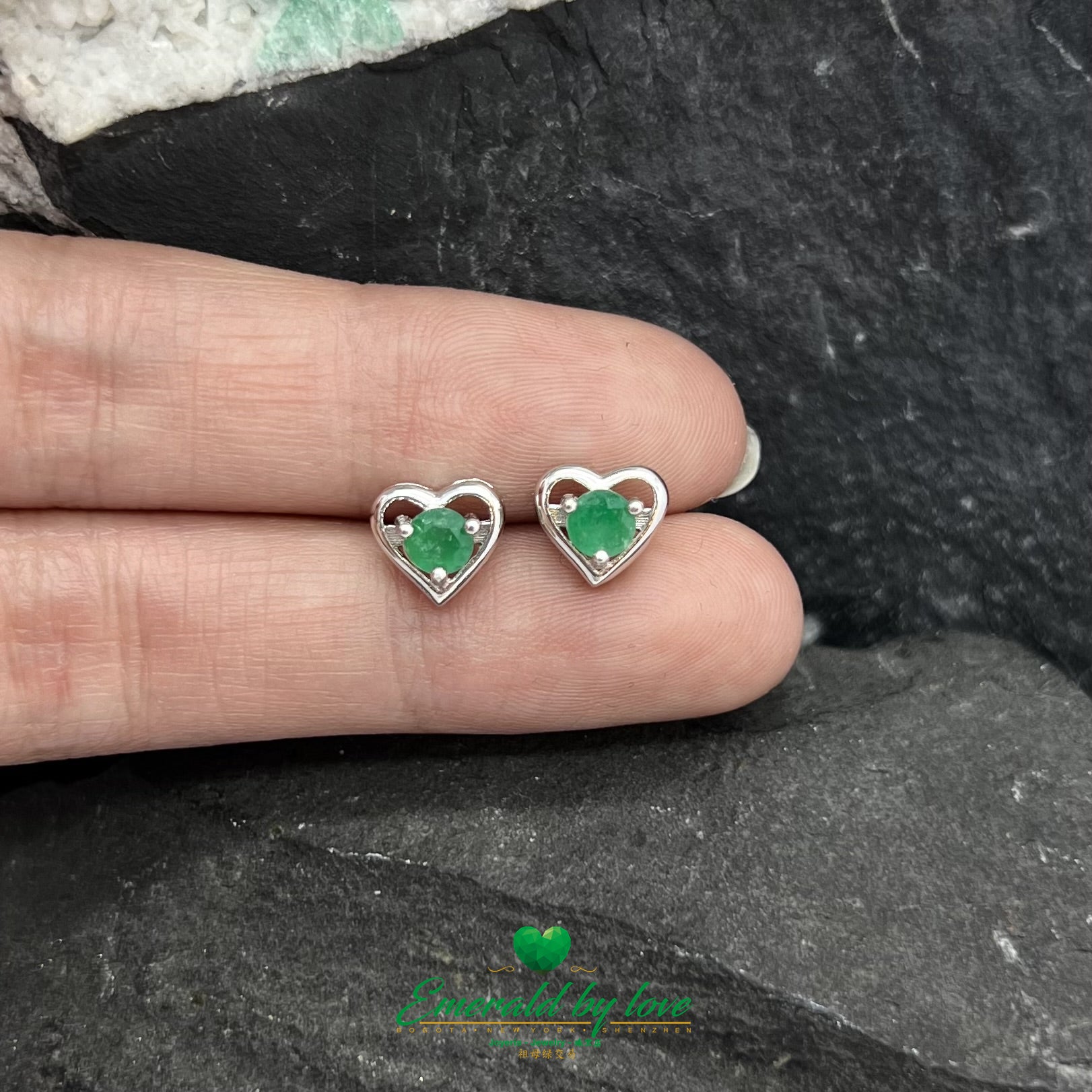 Heart-shaped Stud Earrings with Round Central Emerald