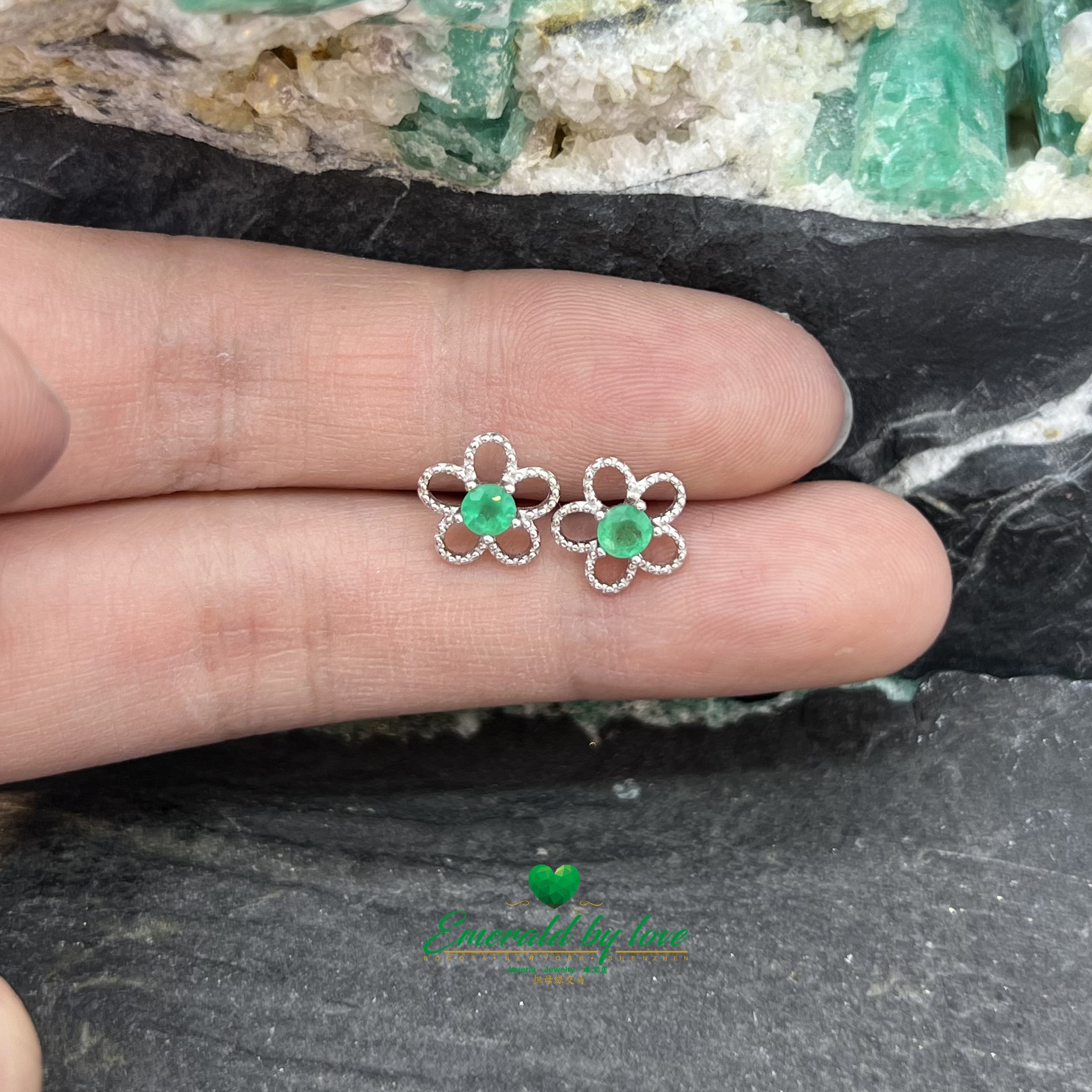 Boucles d'oreilles en argent sterling à fleurs ouvertes avec émeraude ronde centrale