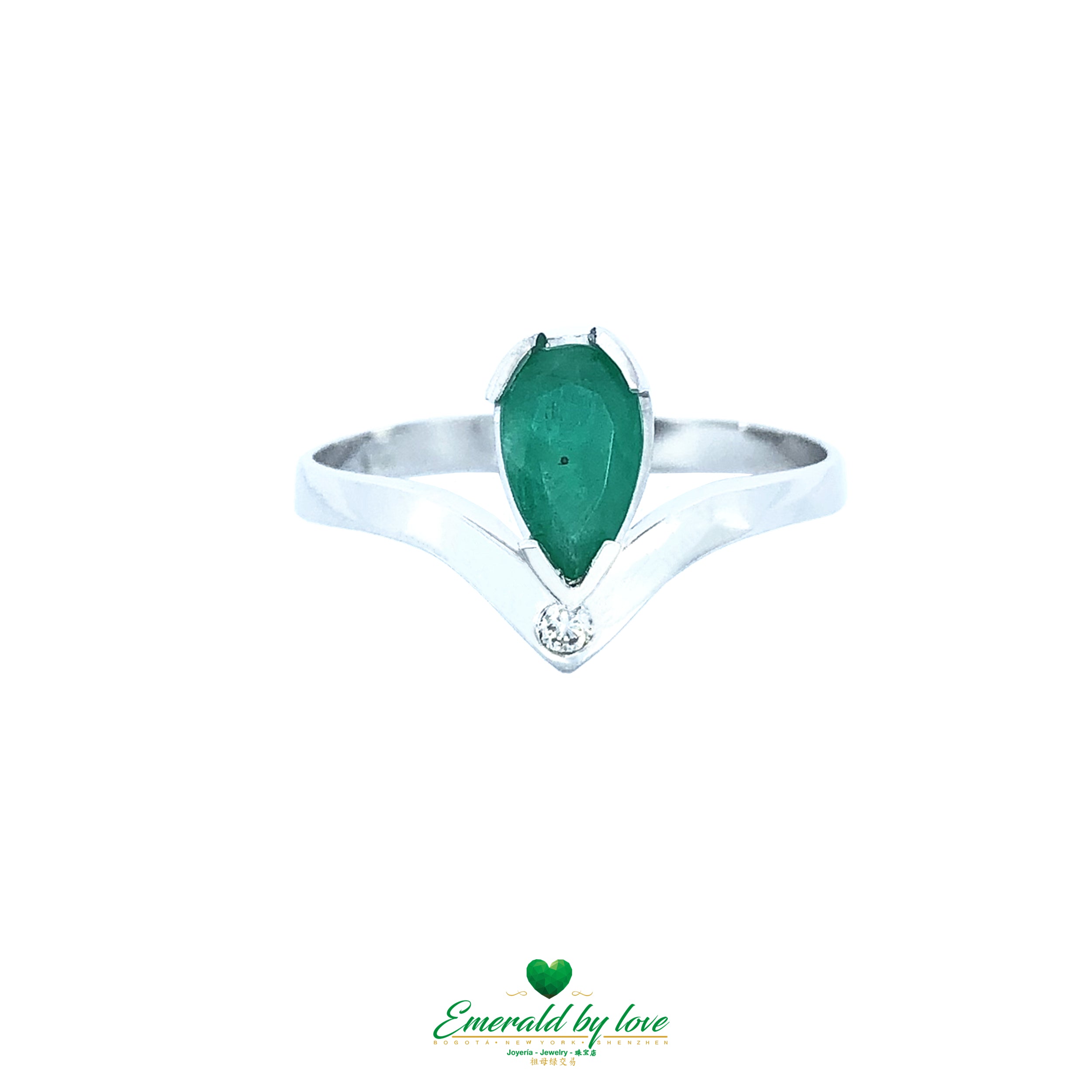An elegant Colombian emerald delicately set in 18k gold — refined and graceful.