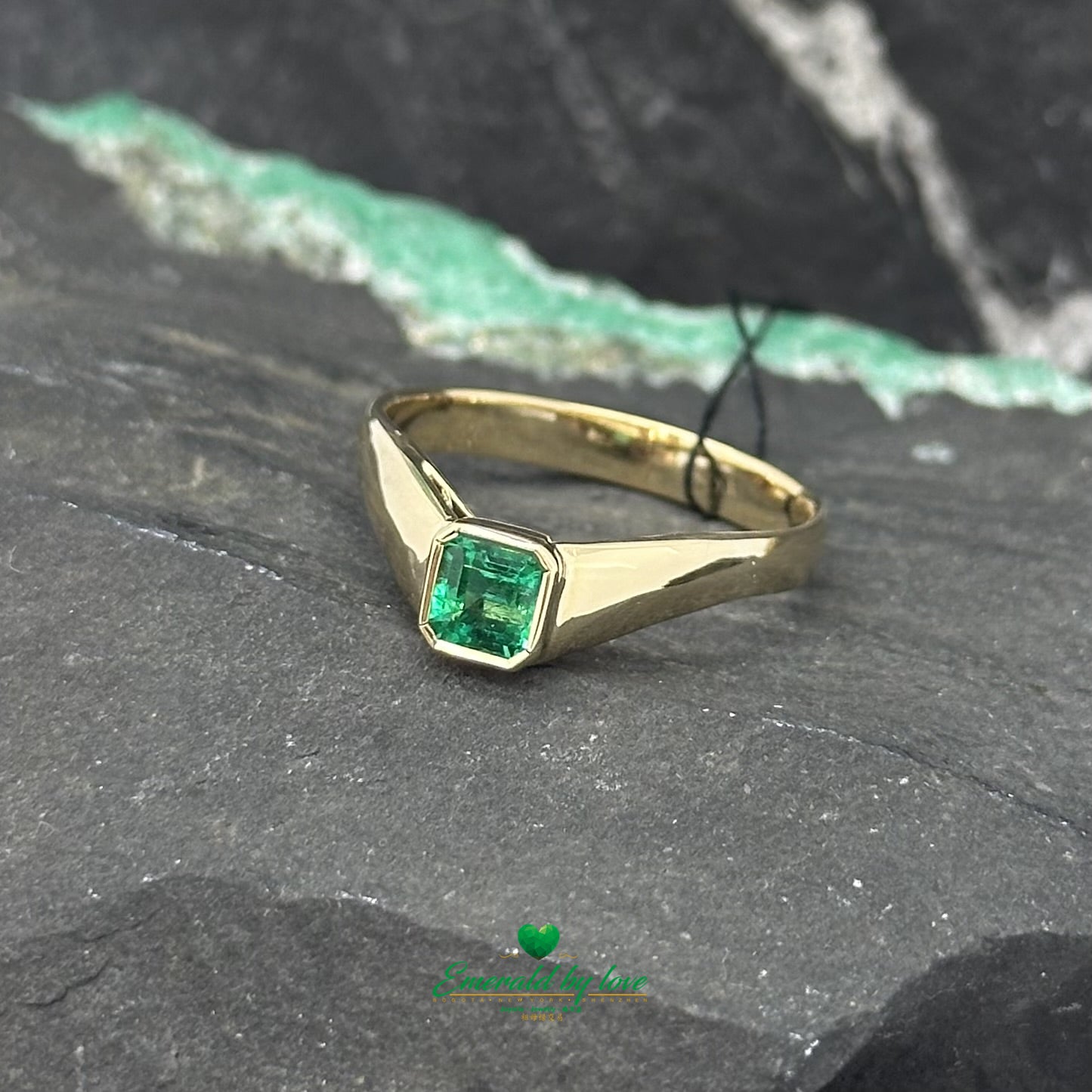 Fine yellow gold set with a natural emerald from Muzo — a touch of Colombian luxury for your jewelry box.