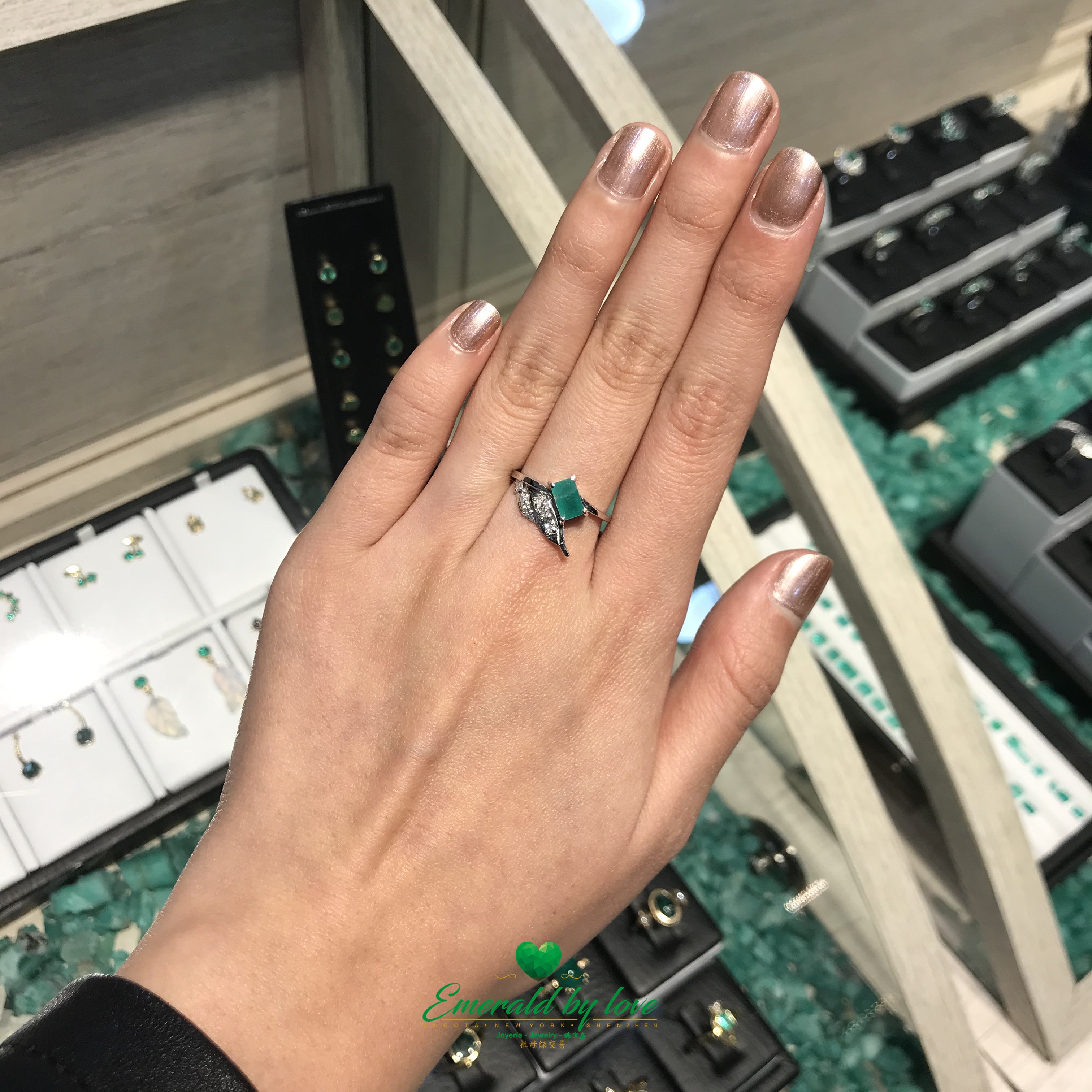 Discreet and refined, with a subtle Colombian emerald touch in 18k gold.