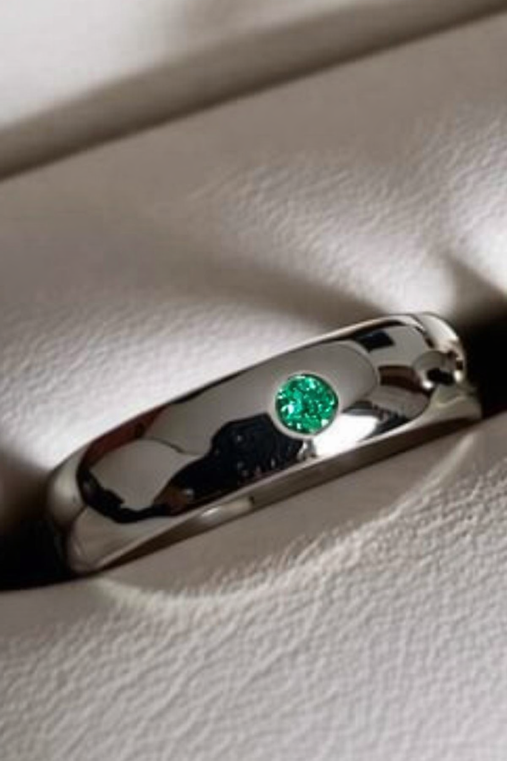 Anillo en plata con esmeralda