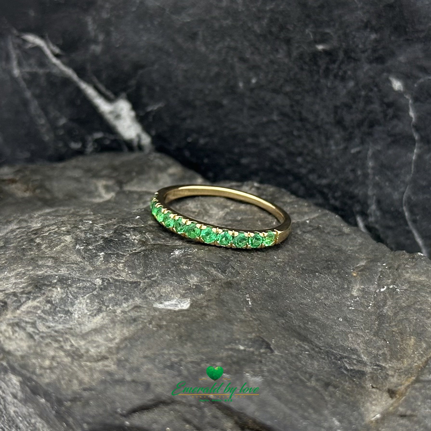Ultra-Light 18K Italian Gold Band with emerald from Muzo Boyaca in COlombia