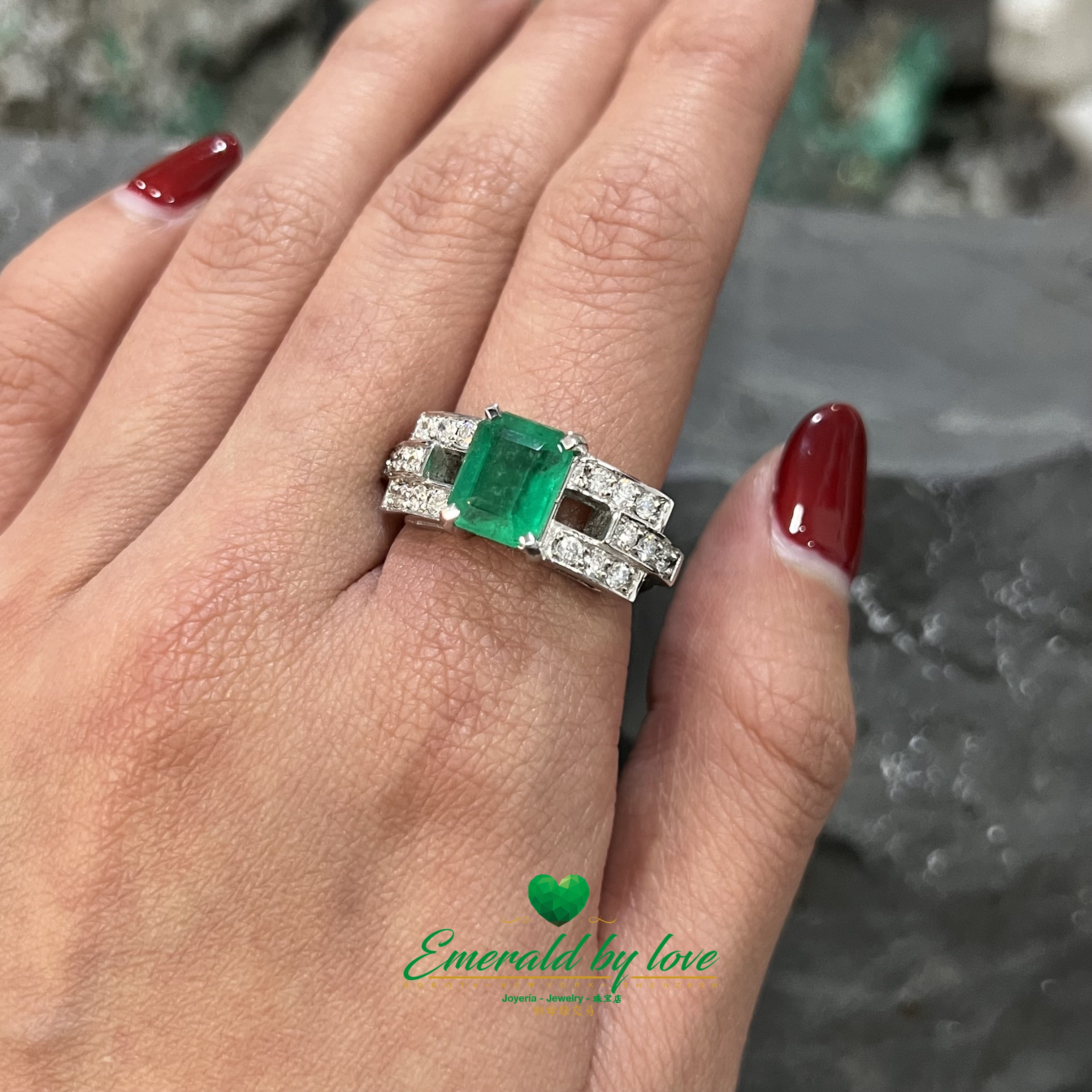 A delicate symbol of love, featuring a Colombian emerald as its shining heart.