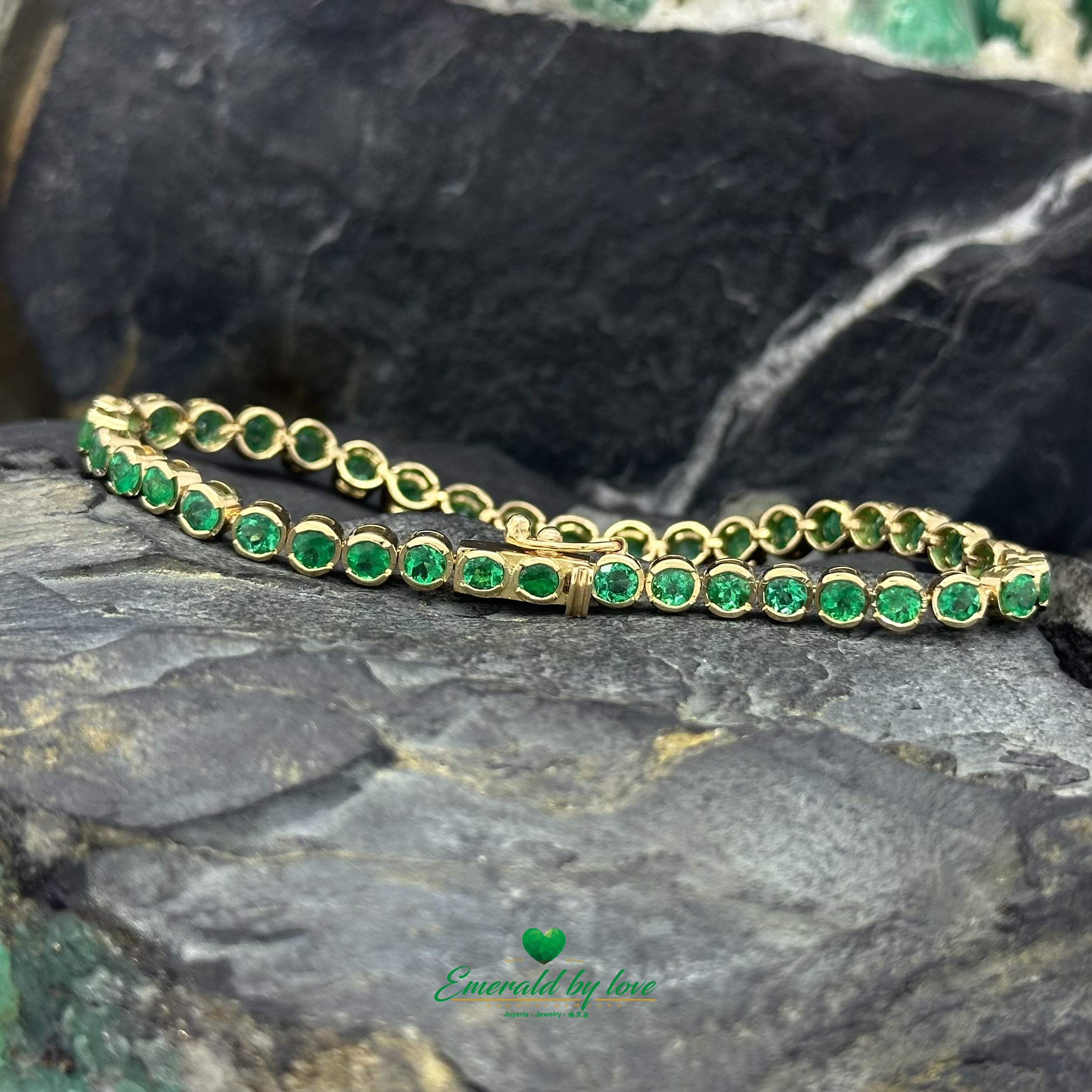 Round Colombian emeralds bezel-set in yellow gold bracelet